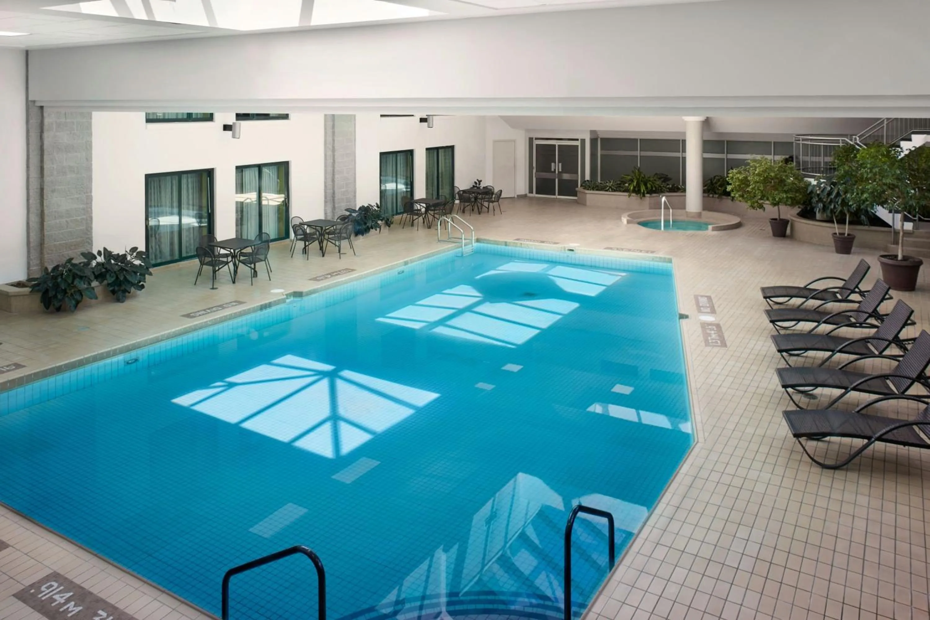 Swimming pool in Halifax Marriott Harbourfront Hotel