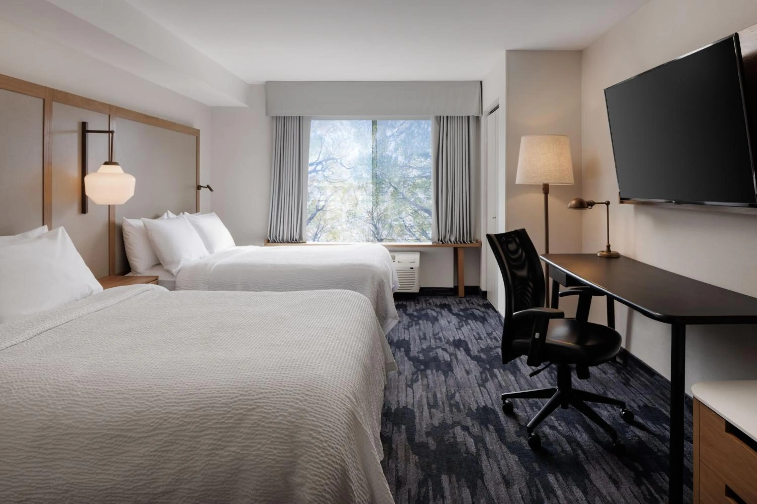 Photo of the whole room, Bed in Fairfield Inn & Suites by Marriott Kelowna