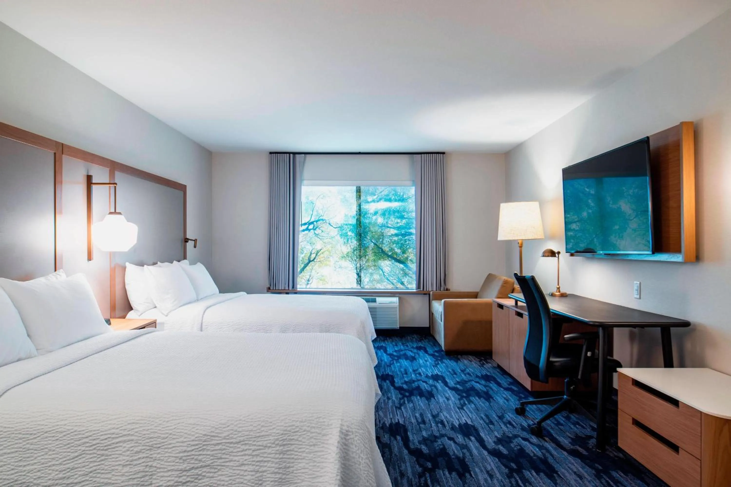 Photo of the whole room, Bed in Fairfield Inn & Suites by Marriott Kelowna