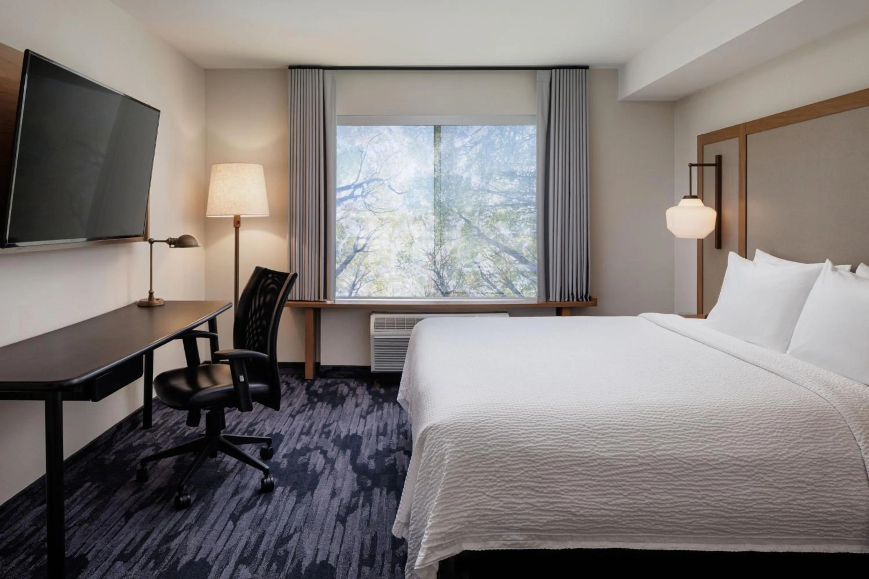 Bedroom, Bed in Fairfield Inn & Suites by Marriott Kelowna