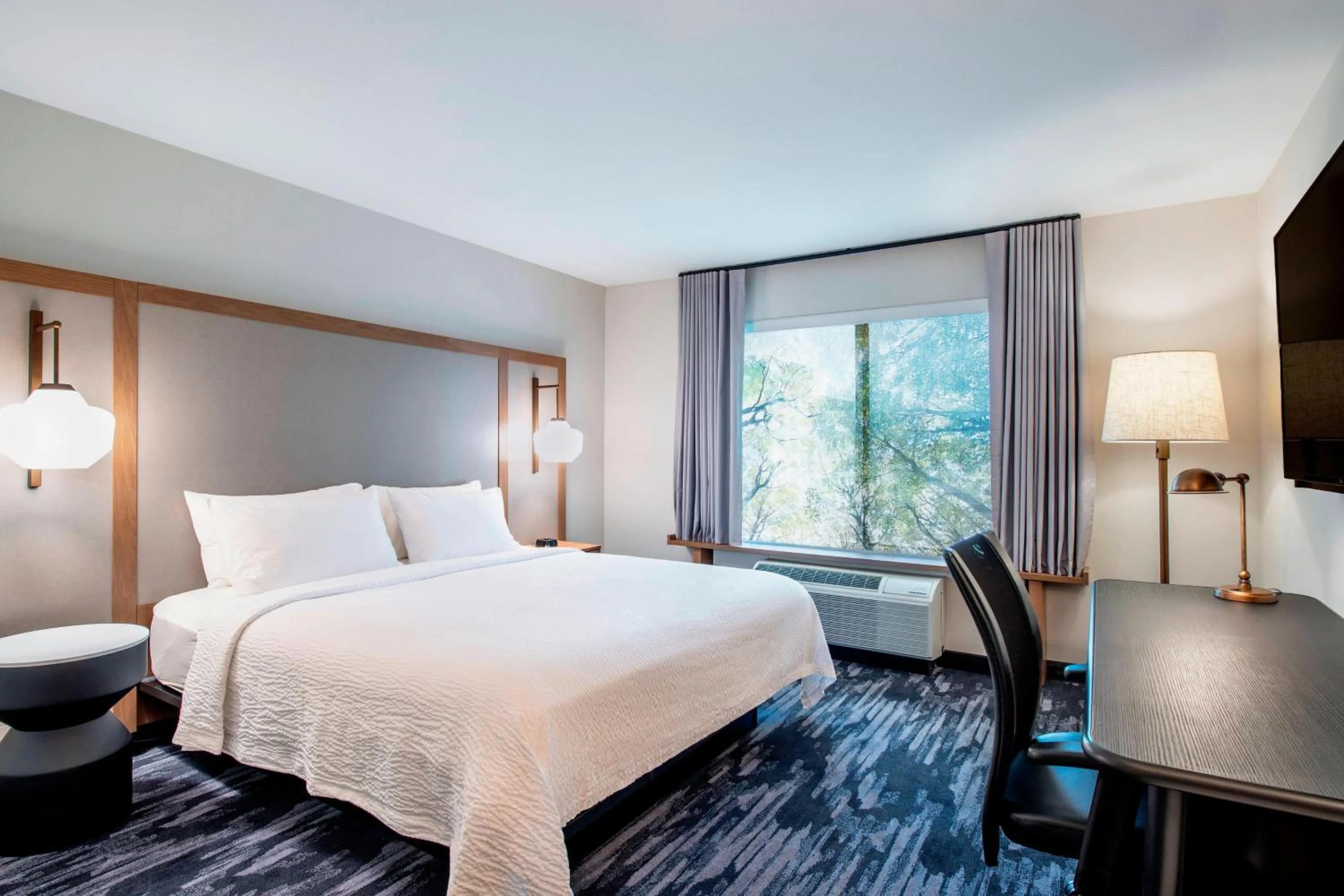 Photo of the whole room, Bed in Fairfield Inn & Suites by Marriott Kelowna