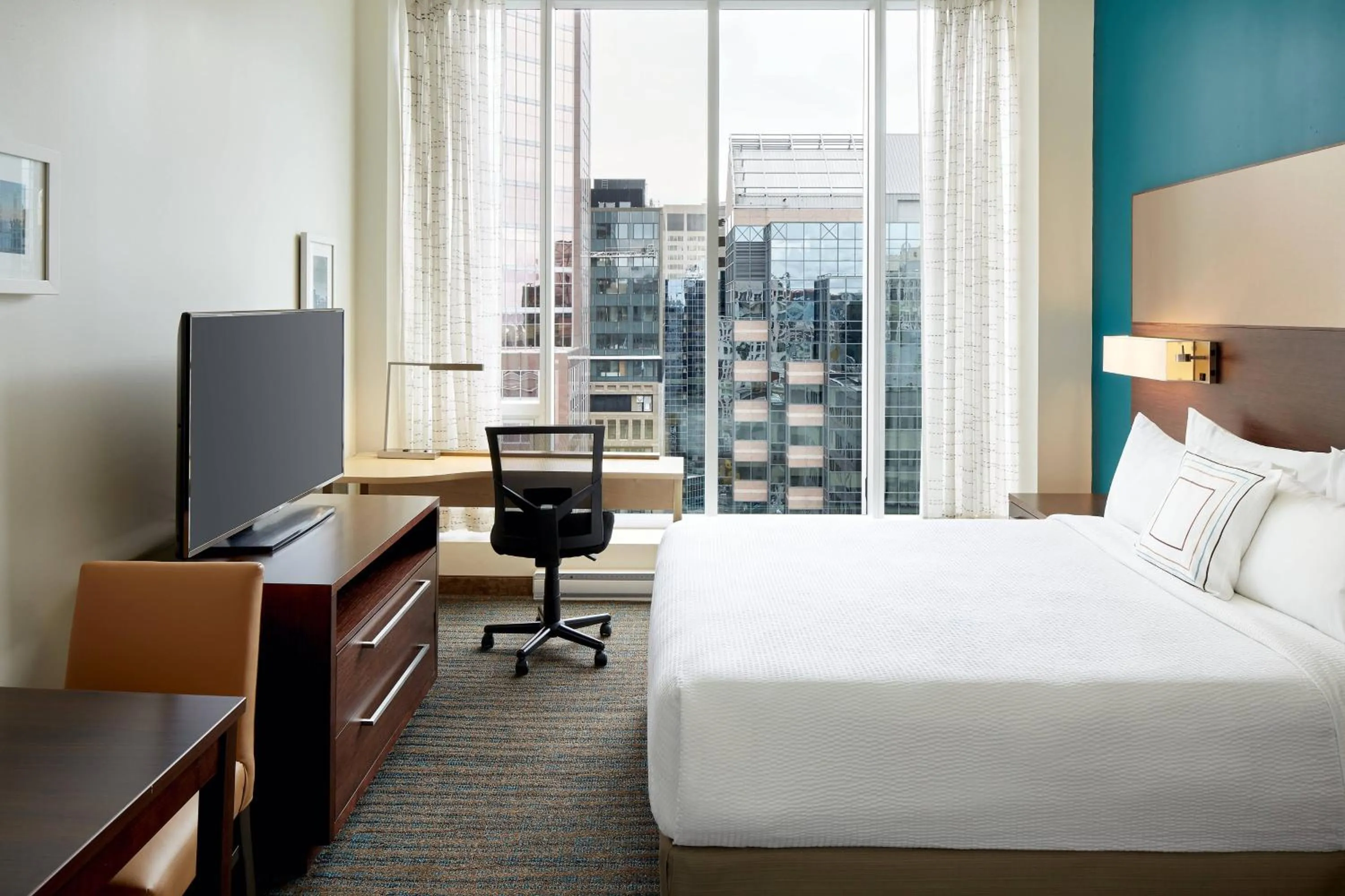 Photo of the whole room, Bed in Residence Inn by Marriott Montréal Downtown
