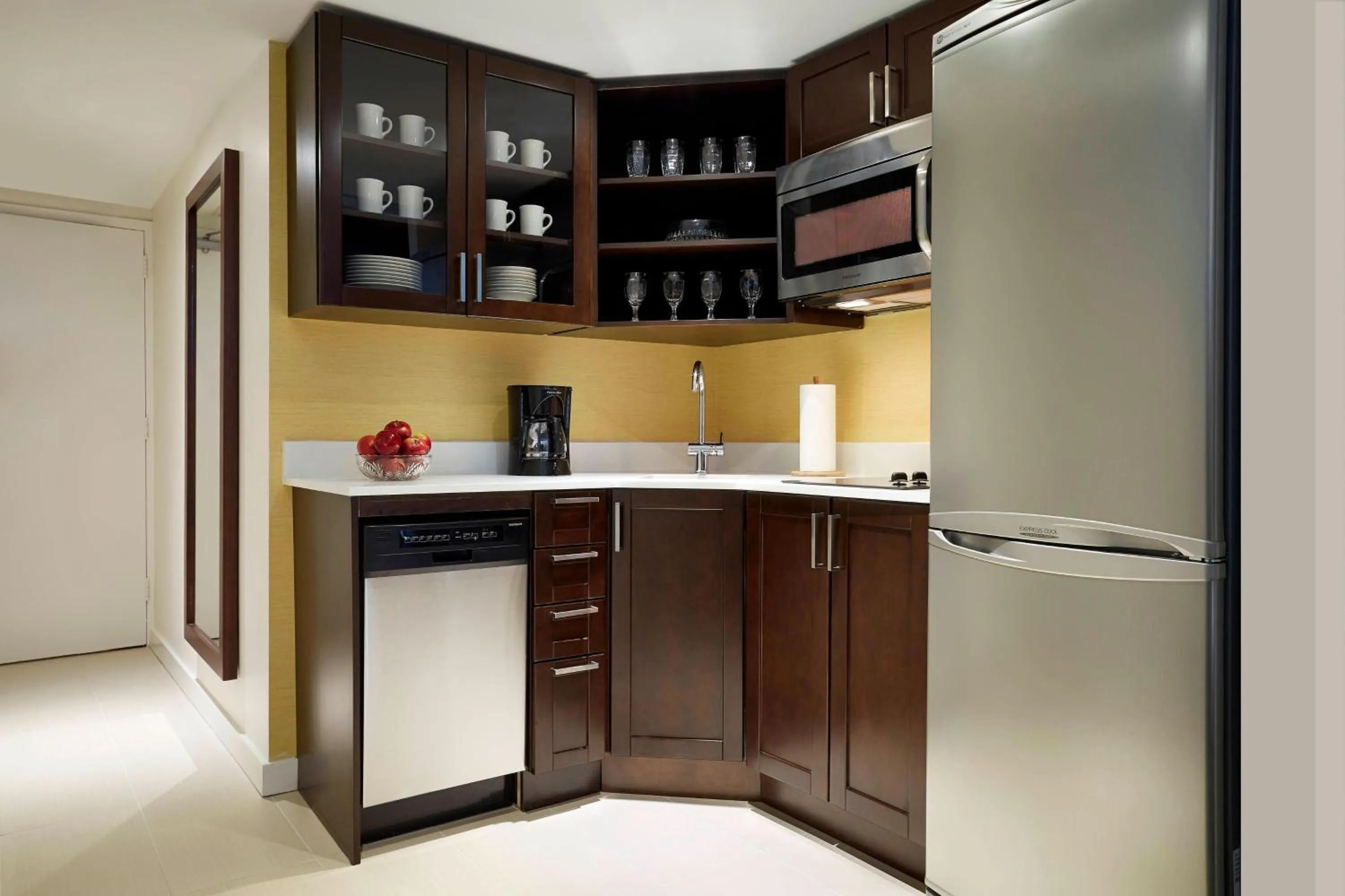 Kitchen or kitchenette in Residence Inn by Marriott Montréal Downtown