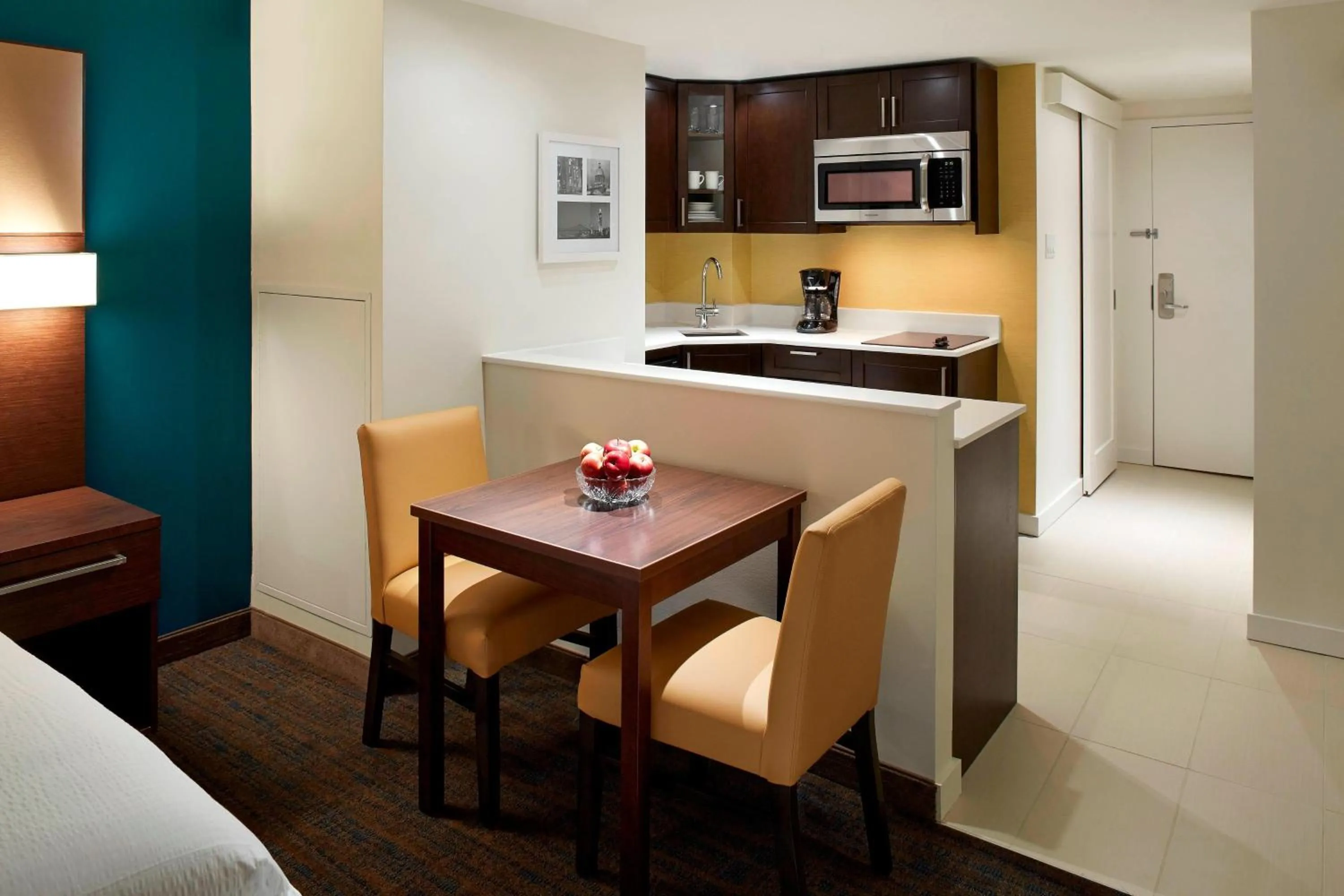 Kitchen or kitchenette in Residence Inn by Marriott Montréal Downtown