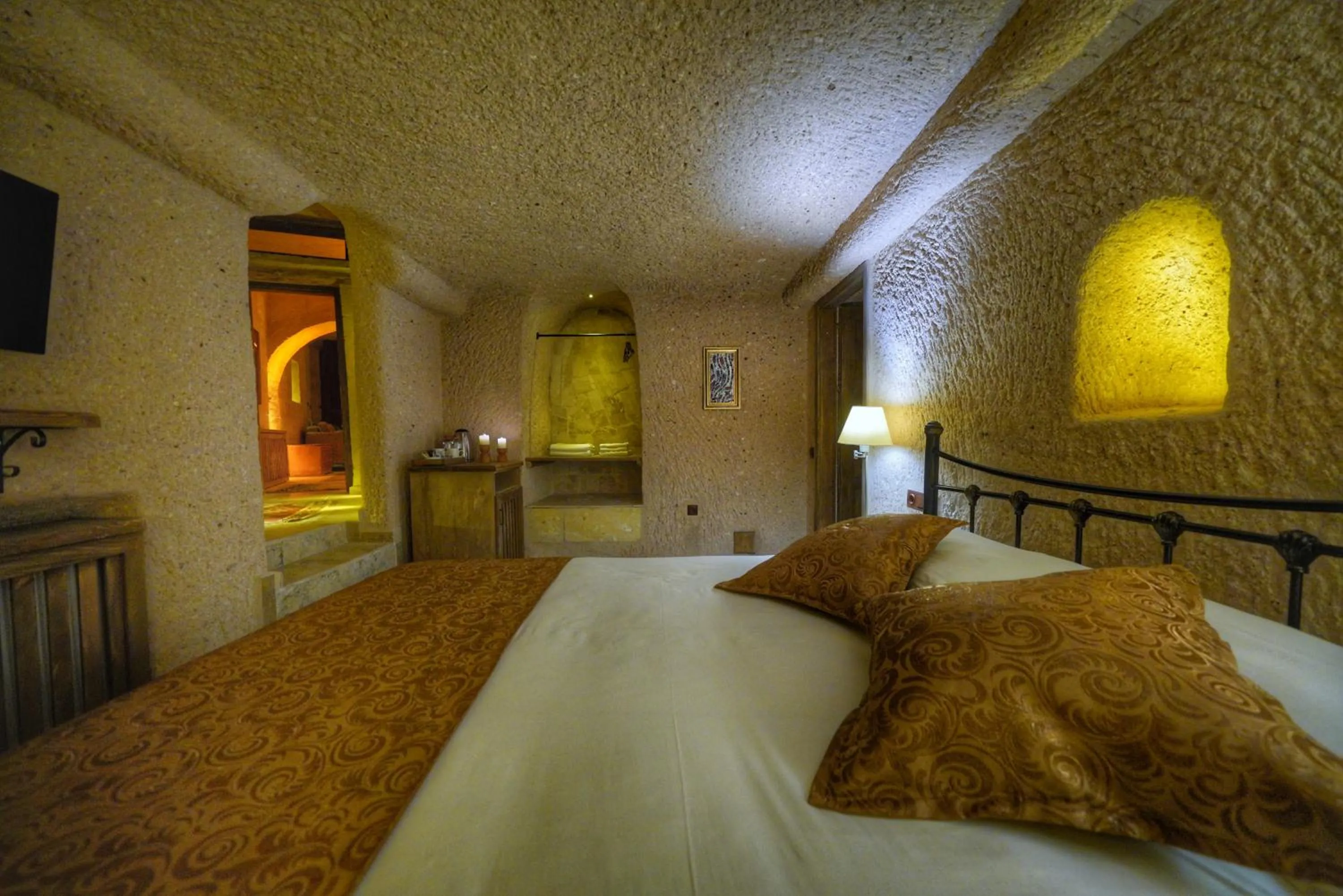 Bedroom, Bed in Takaev Cave House