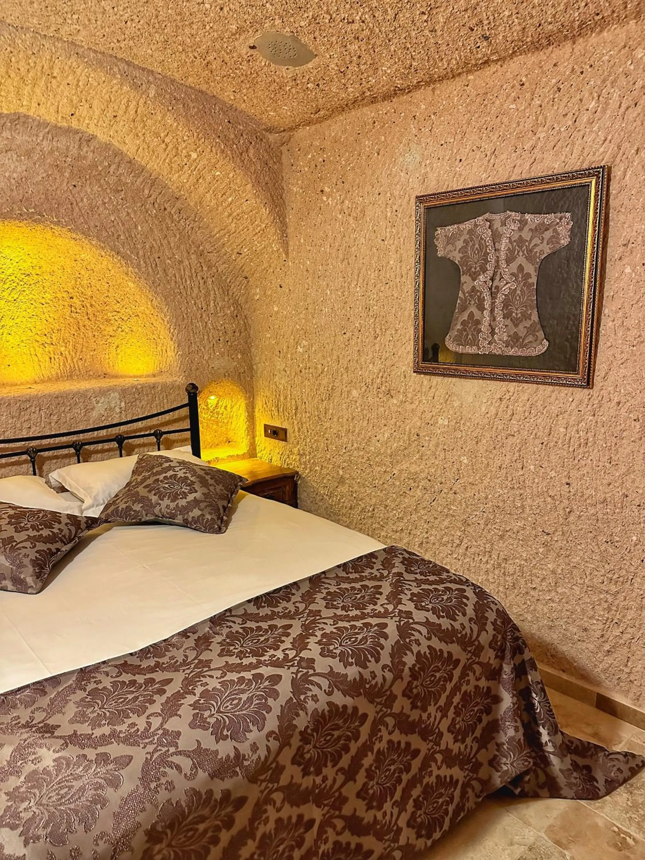 Decorative detail, Bed in Takaev Cave House