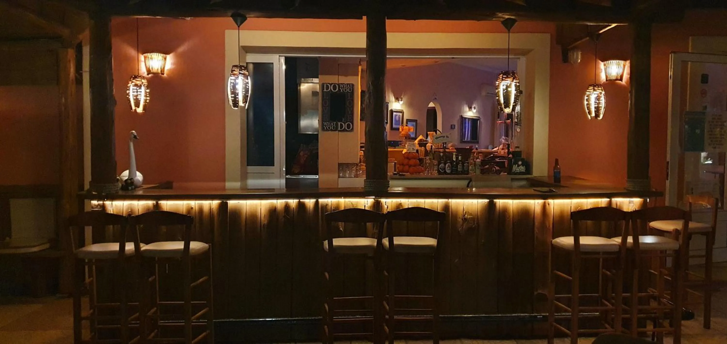 Restaurant/places to eat in Phivos Hotel