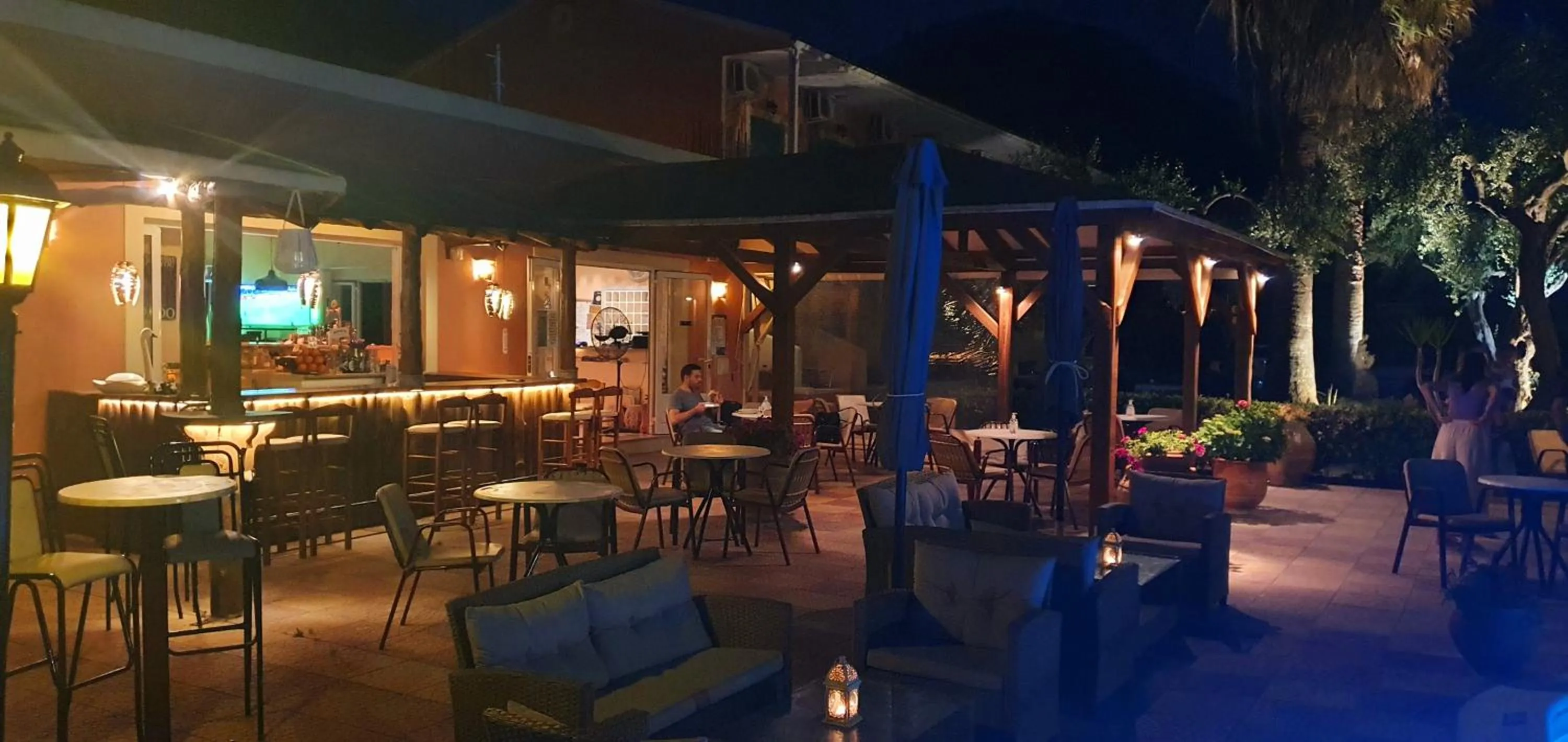 Restaurant/places to eat in Phivos Hotel