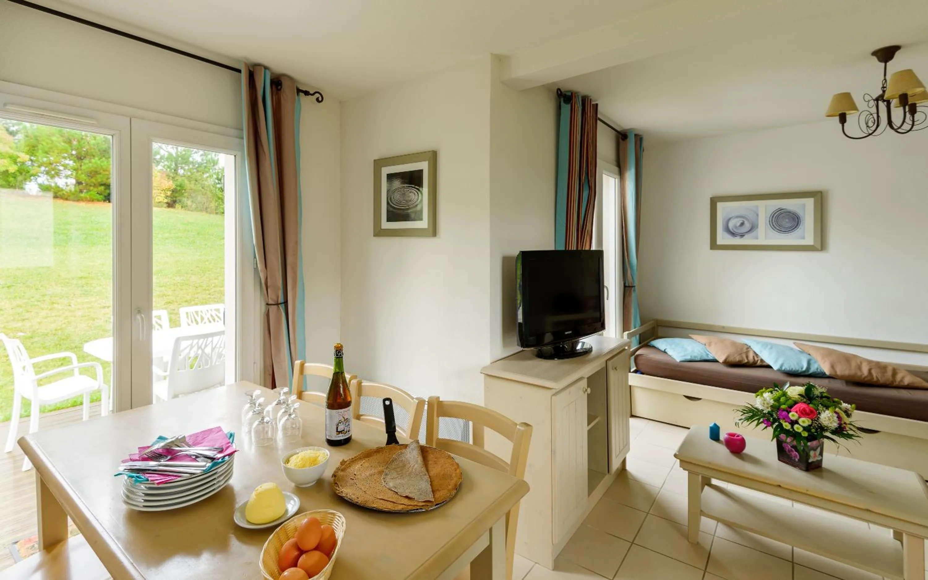 TV and multimedia in Lagrange Vacances Le Hameau De Peemor Pen