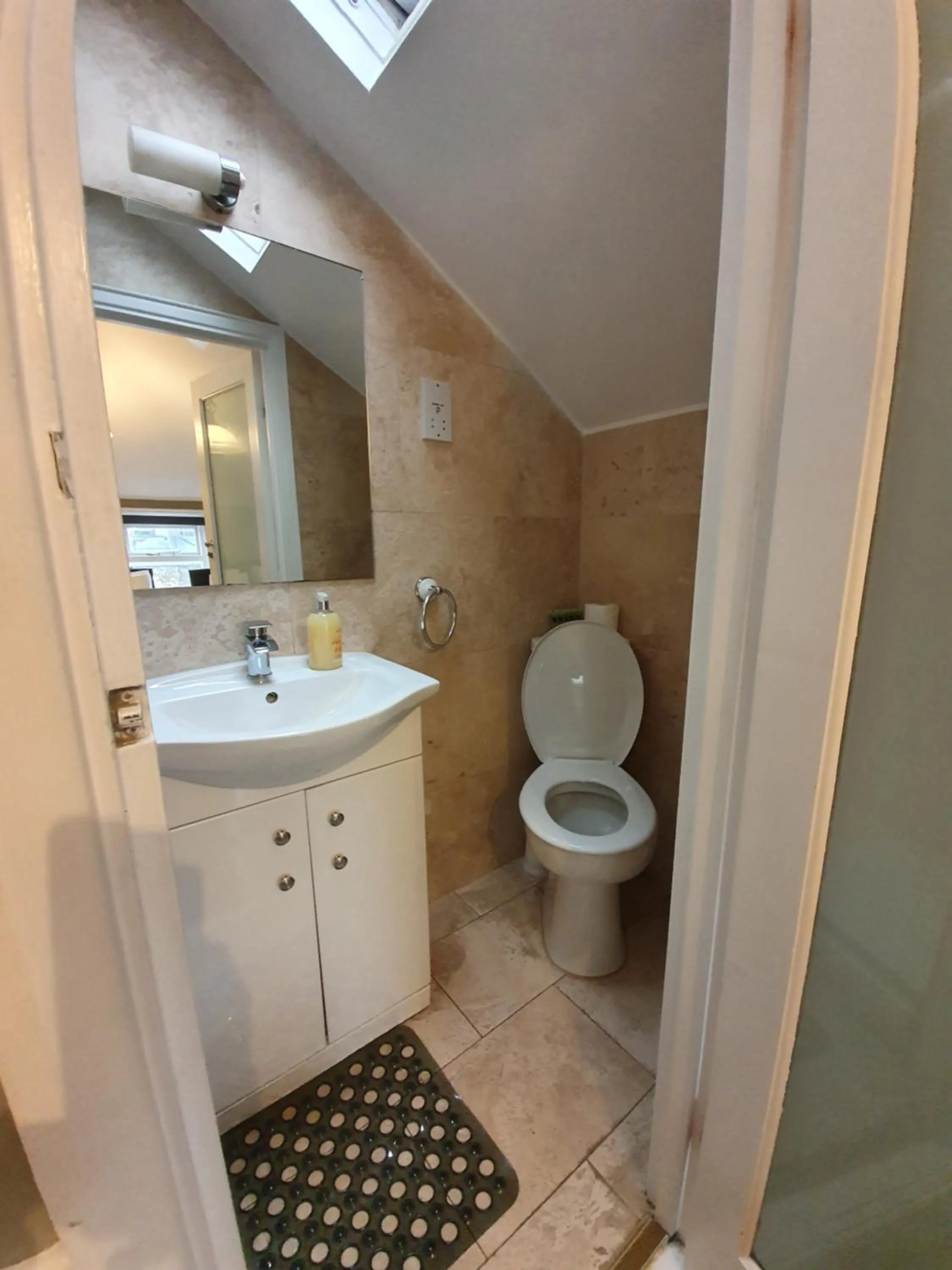 Bathroom in Belgravia Rooms Hotel