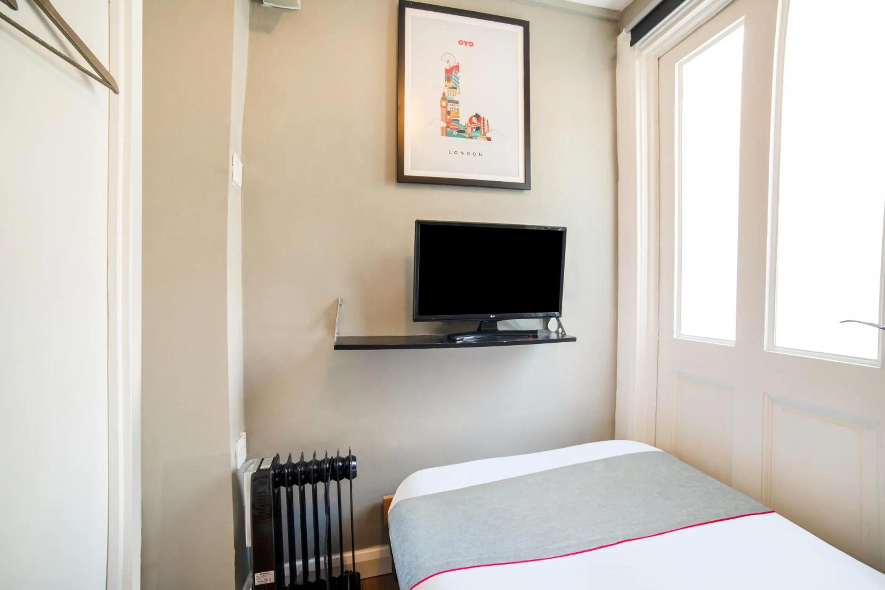 Communal lounge/ TV room in Belgravia Rooms Hotel