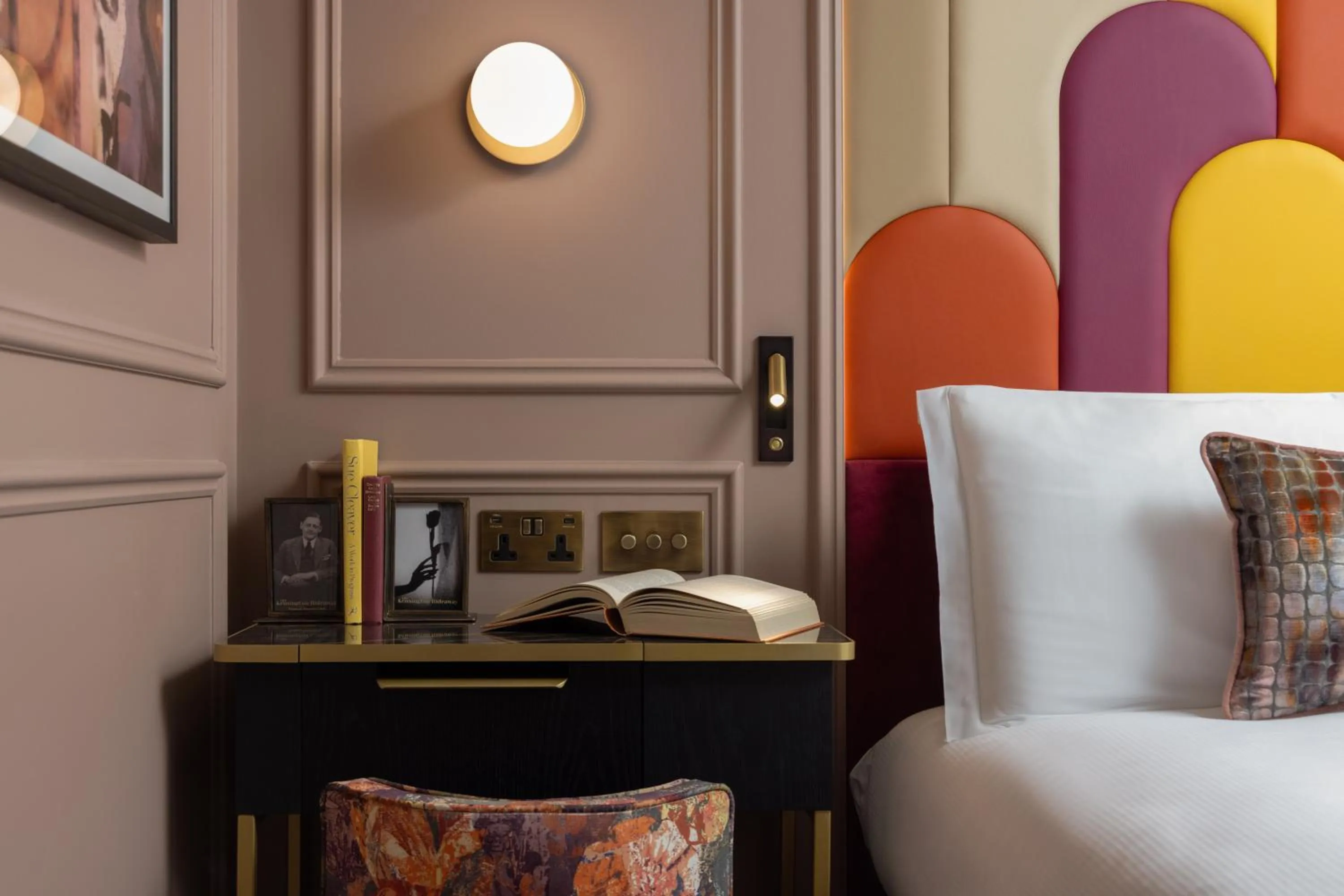 Bedroom, Bed in The Kensington Hideaway