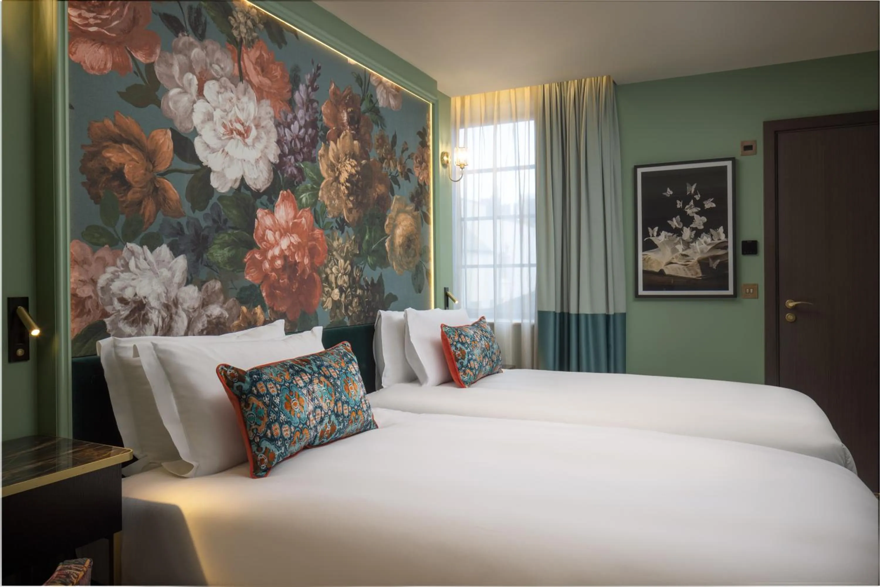 Bedroom, Bed in The Kensington Hideaway