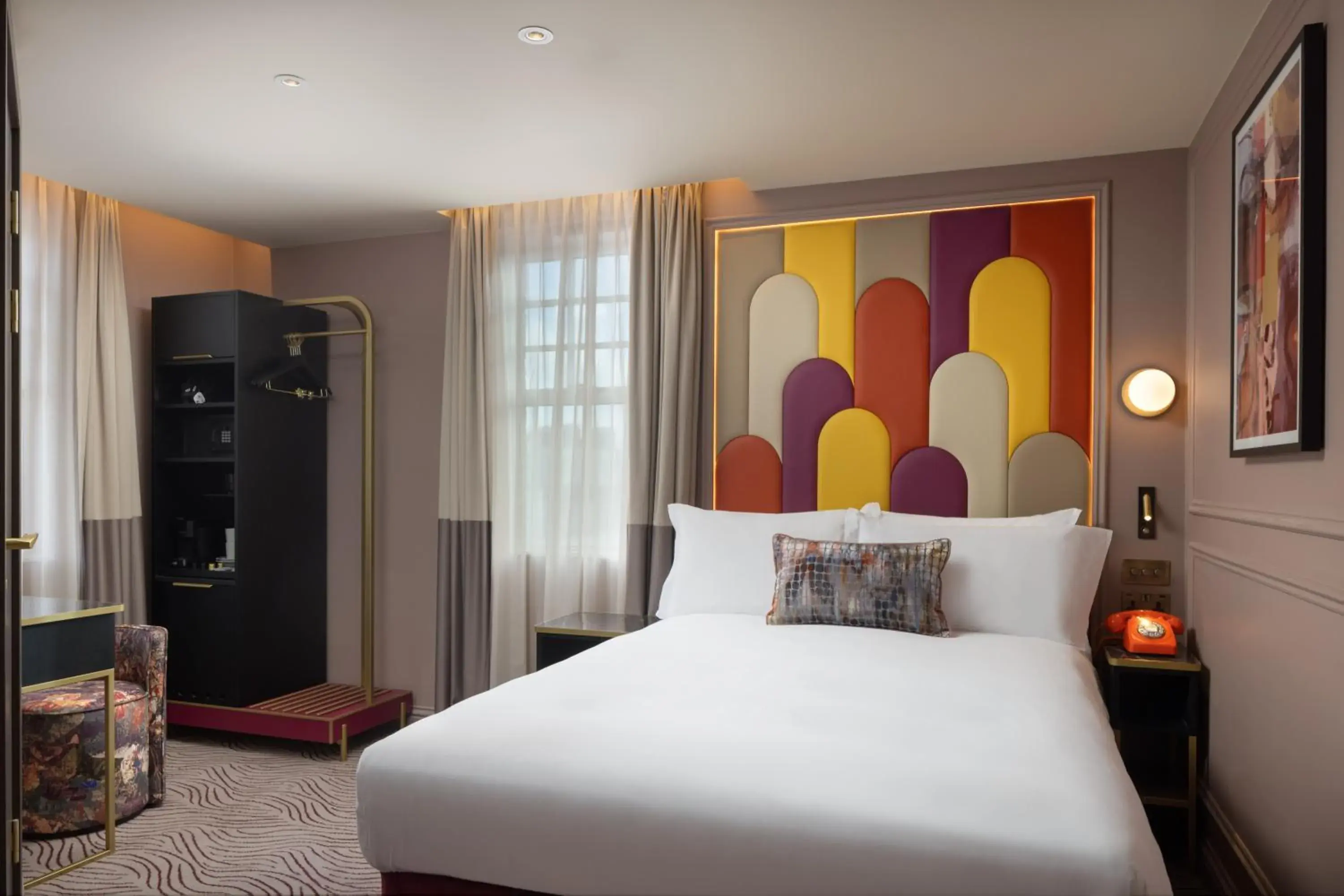 Grand Queen Room in The Kensington Hideaway Grand Queen Room in The Kensington Hideaway