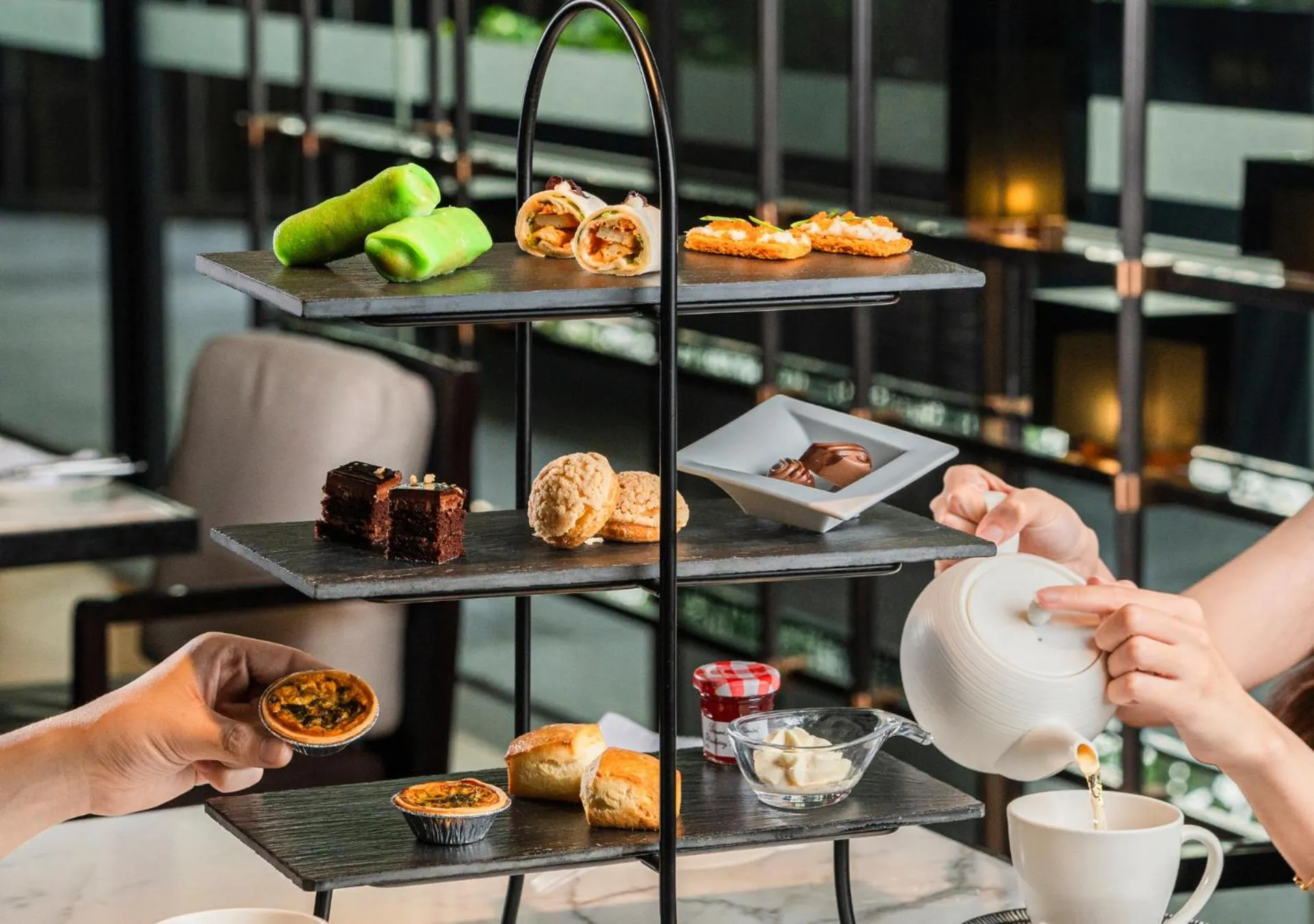 Lounge or bar in InterContinental Singapore Robertson Quay by IHG