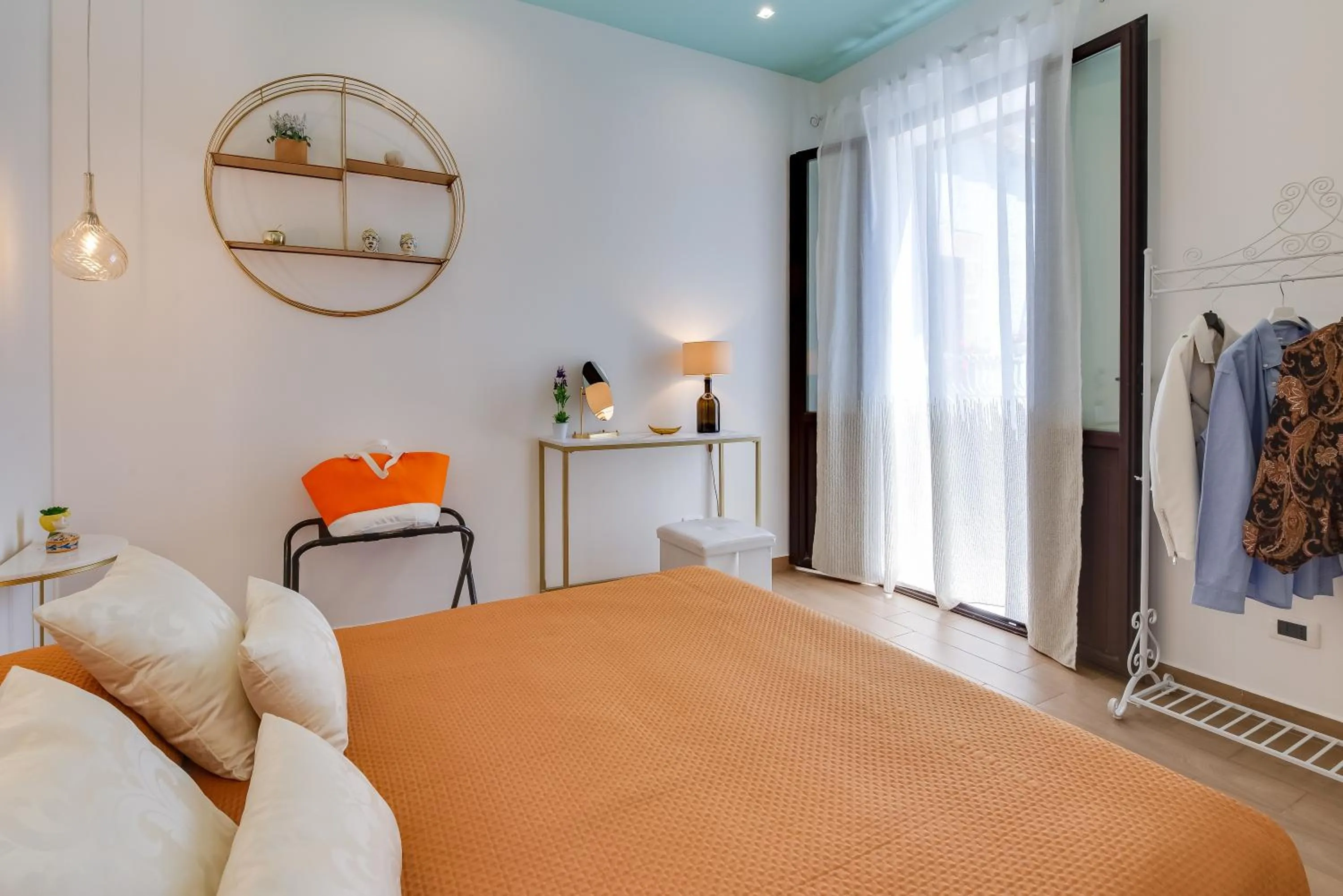 View (from property/room), Bed in La Finestra sul Cortile B&B