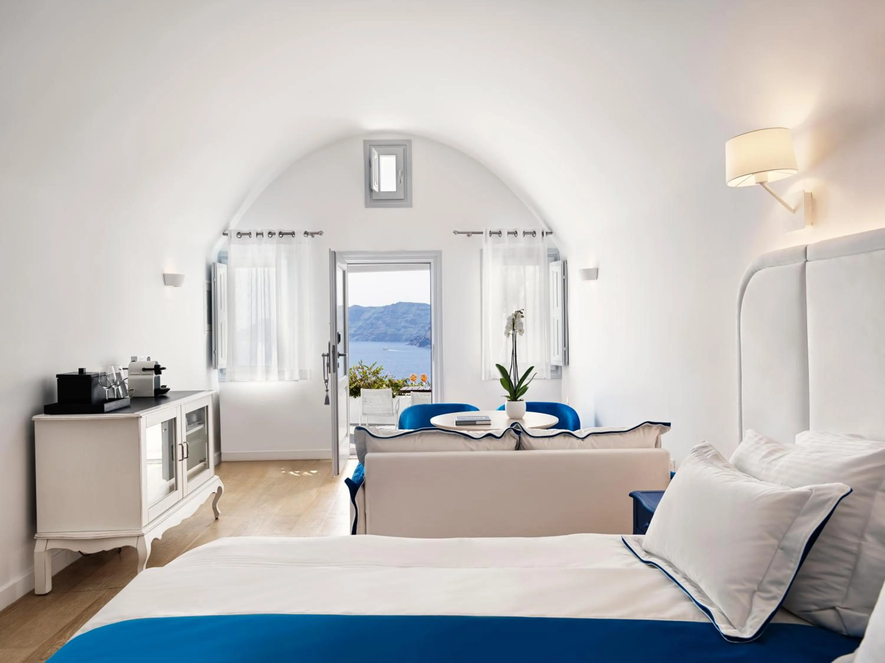 Photo of the whole room, Bed in Katikies Santorini - The Leading Hotels Of The World