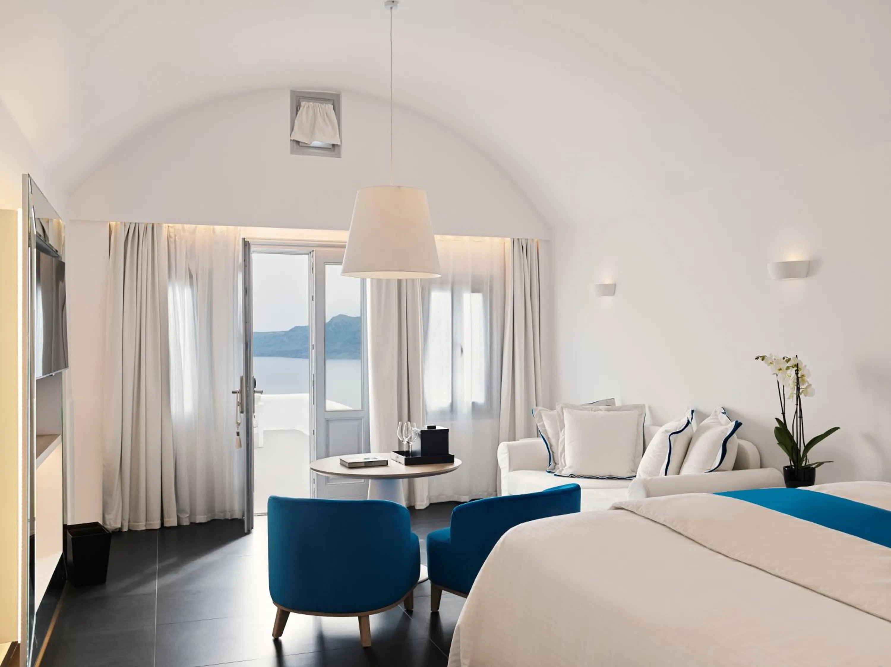Photo of the whole room, Bed in Katikies Santorini - The Leading Hotels Of The World