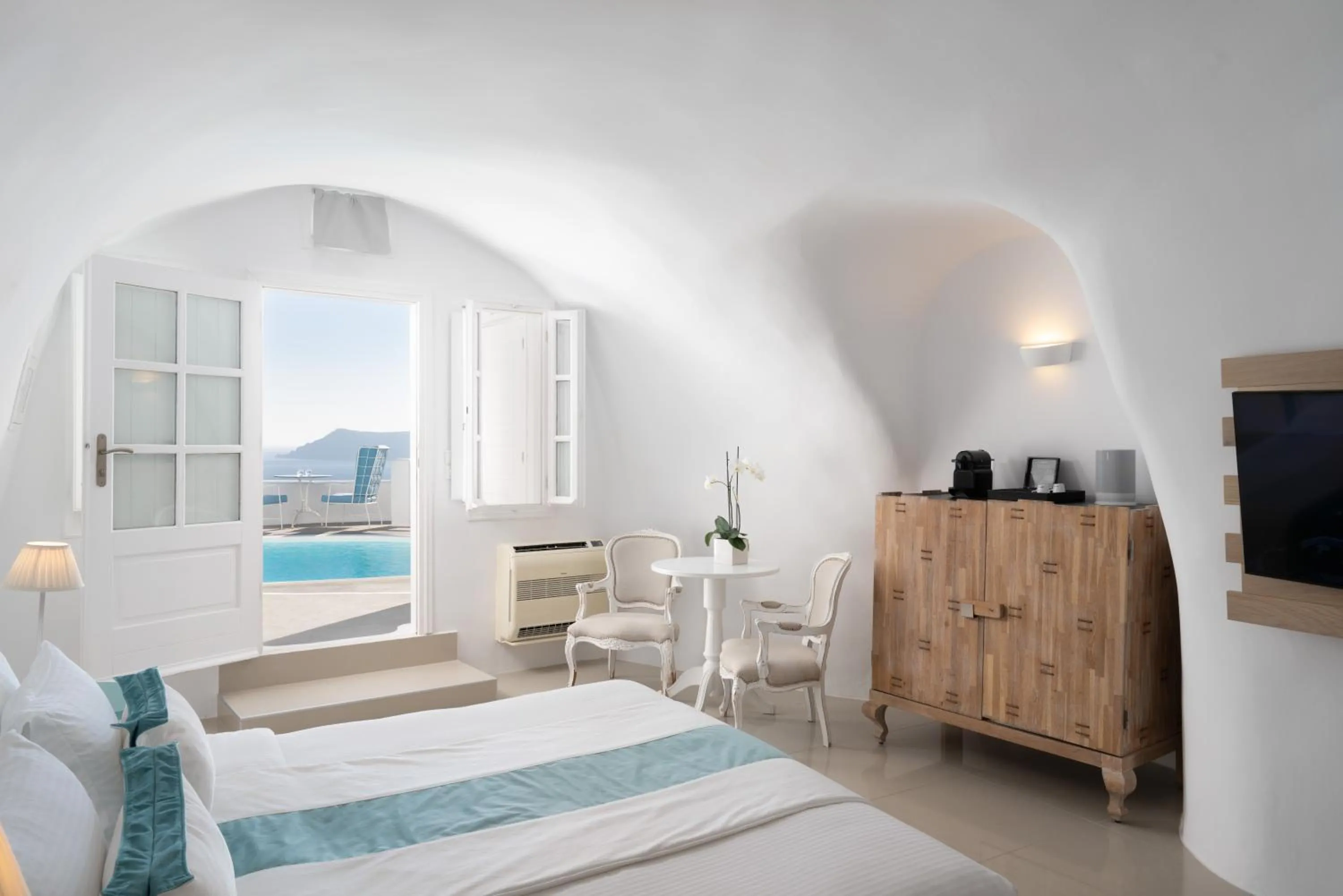 Bed in Katikies Kirini Santorini - The Leading Hotels Of The World