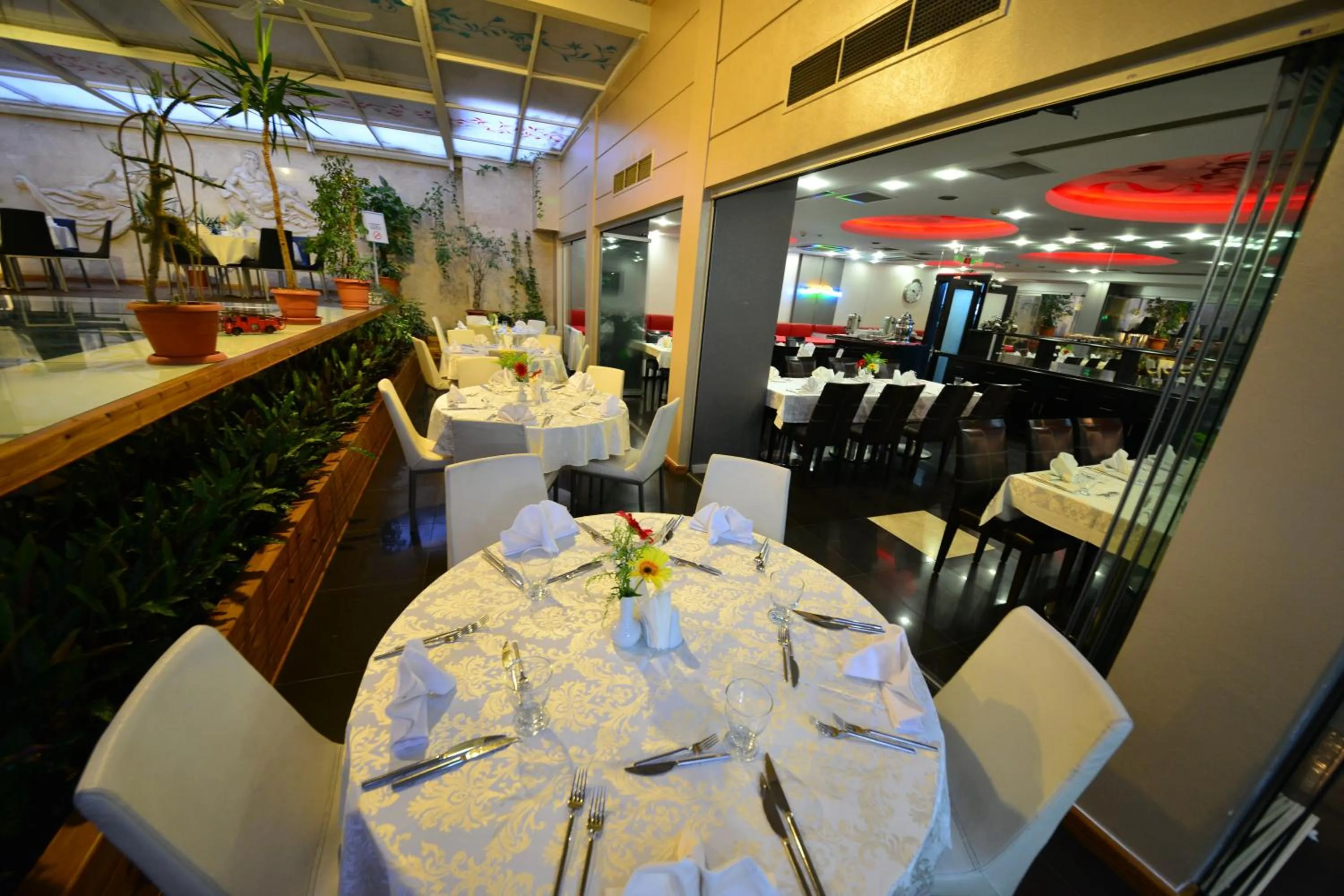 Restaurant/places to eat in May park HOTEL