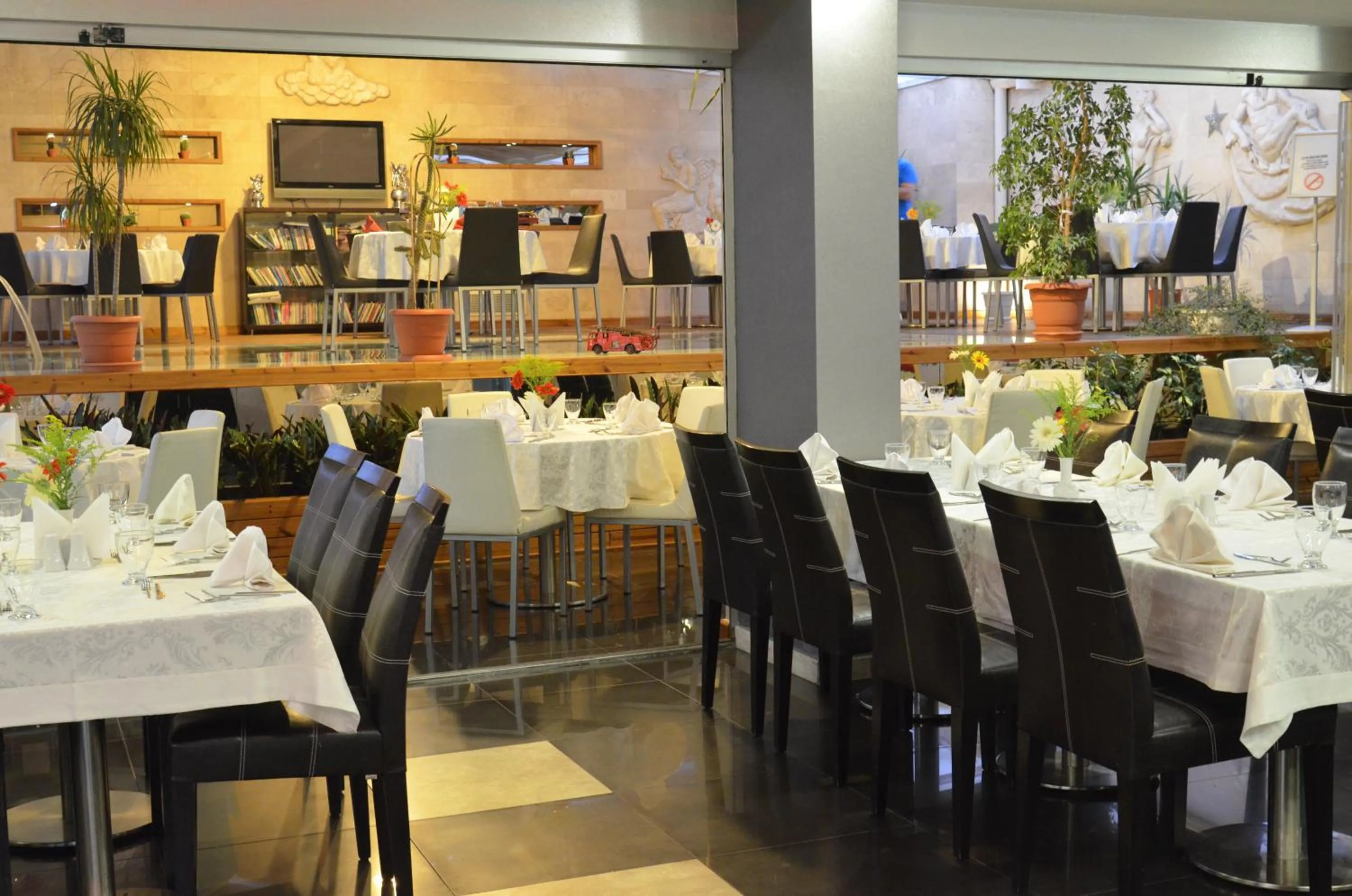 Restaurant/places to eat in May park HOTEL