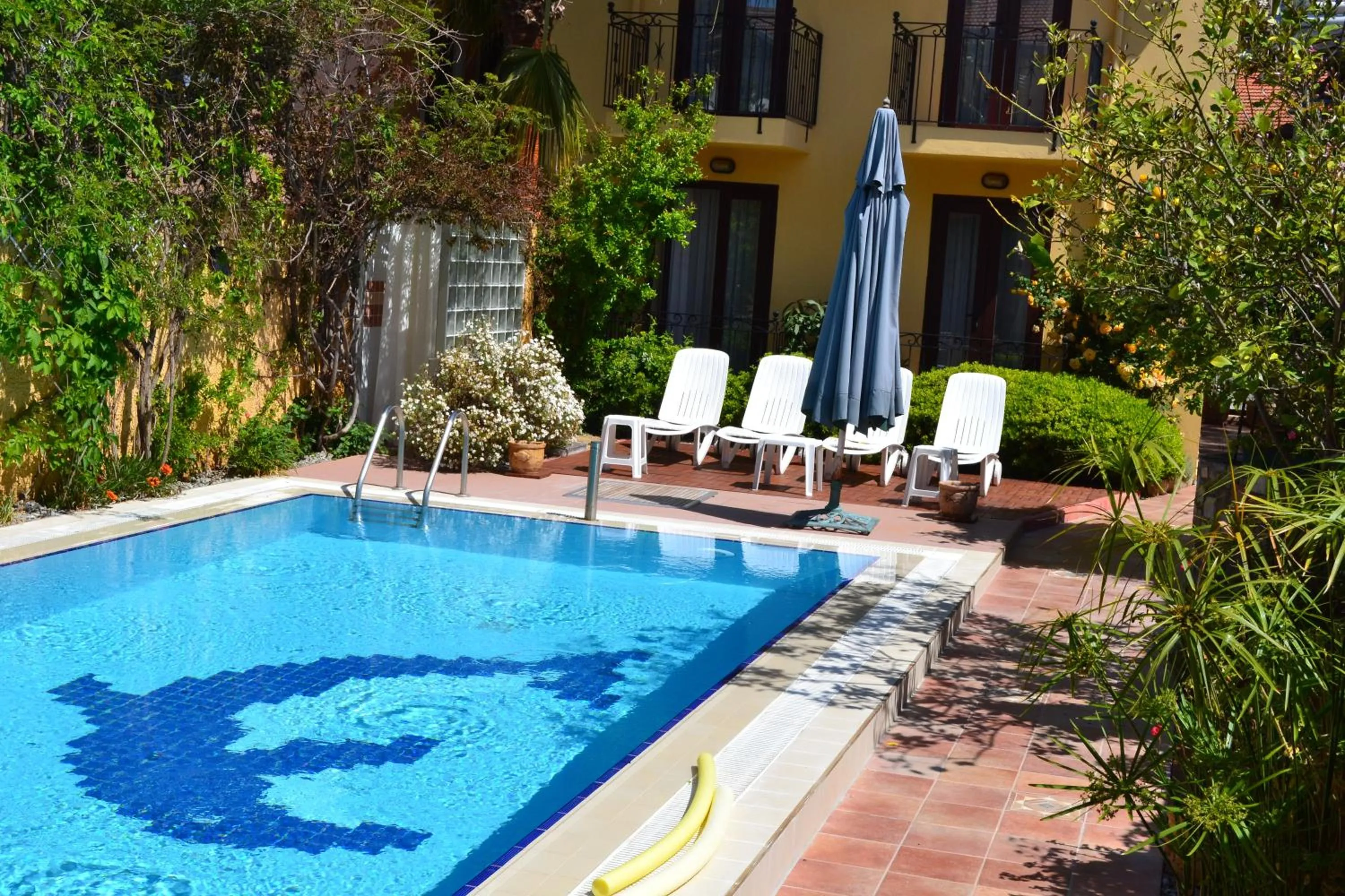 Swimming pool in Villa Danlin Hotel