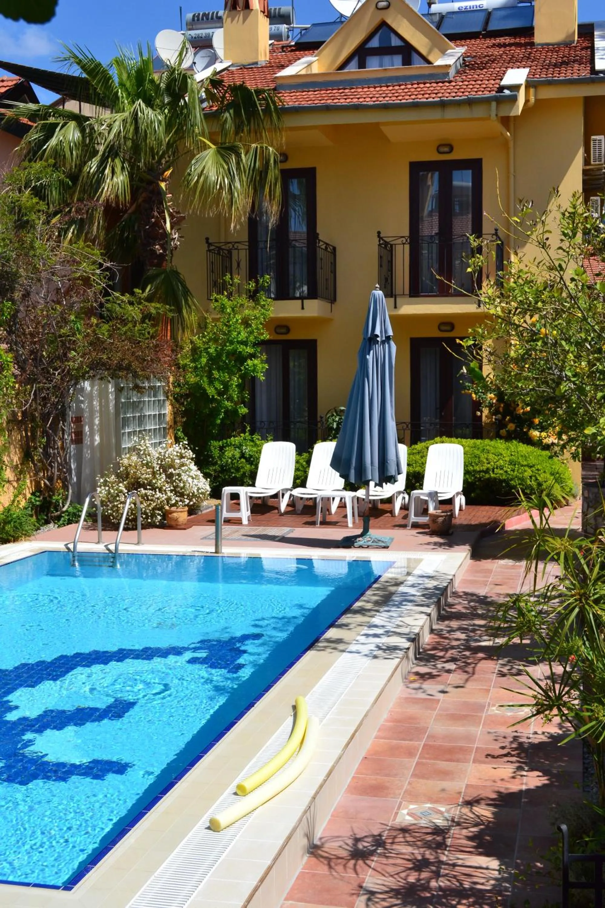 Swimming pool in Villa Danlin Hotel
