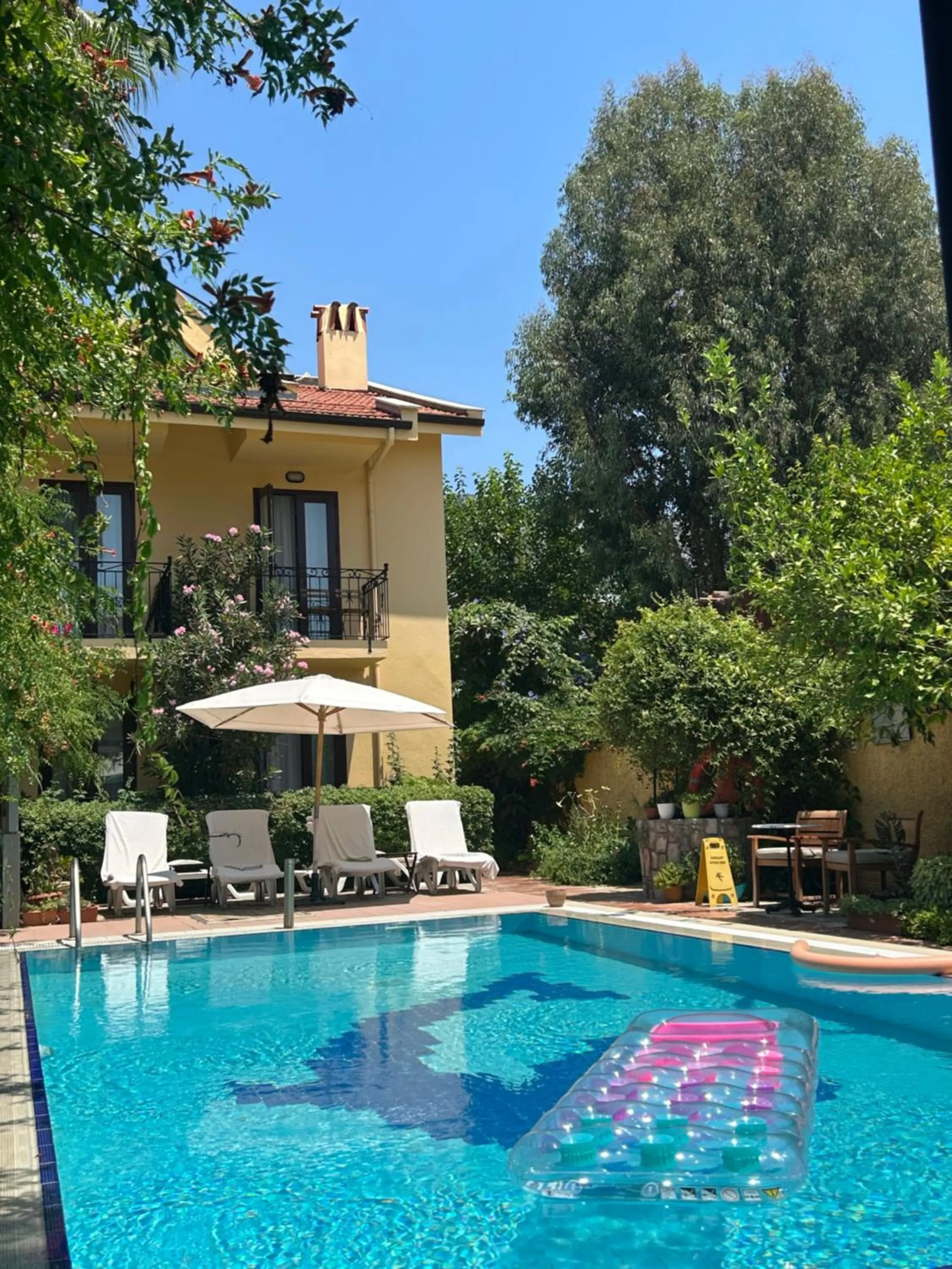 Swimming pool in Villa Danlin Hotel