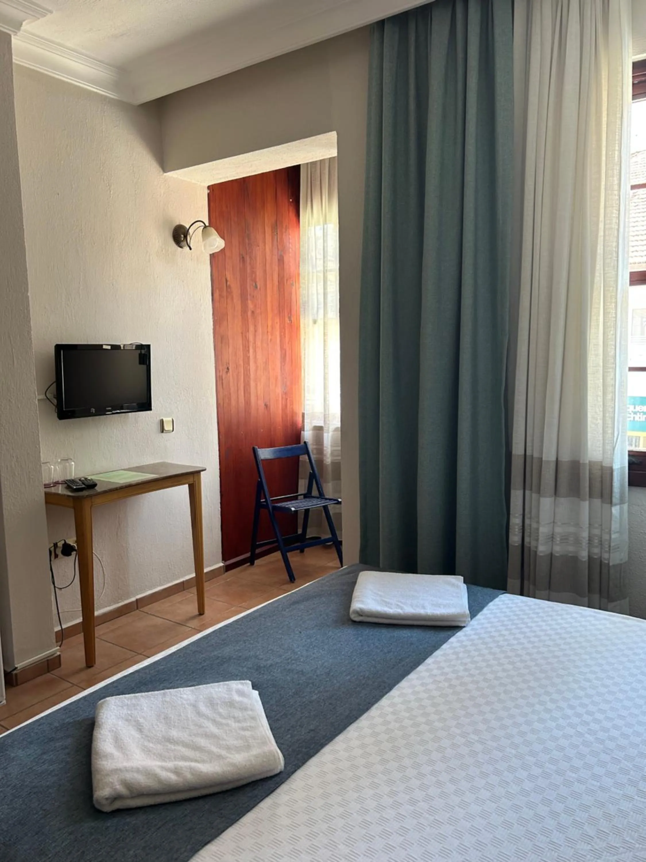 TV and multimedia, Bed in Villa Danlin Hotel