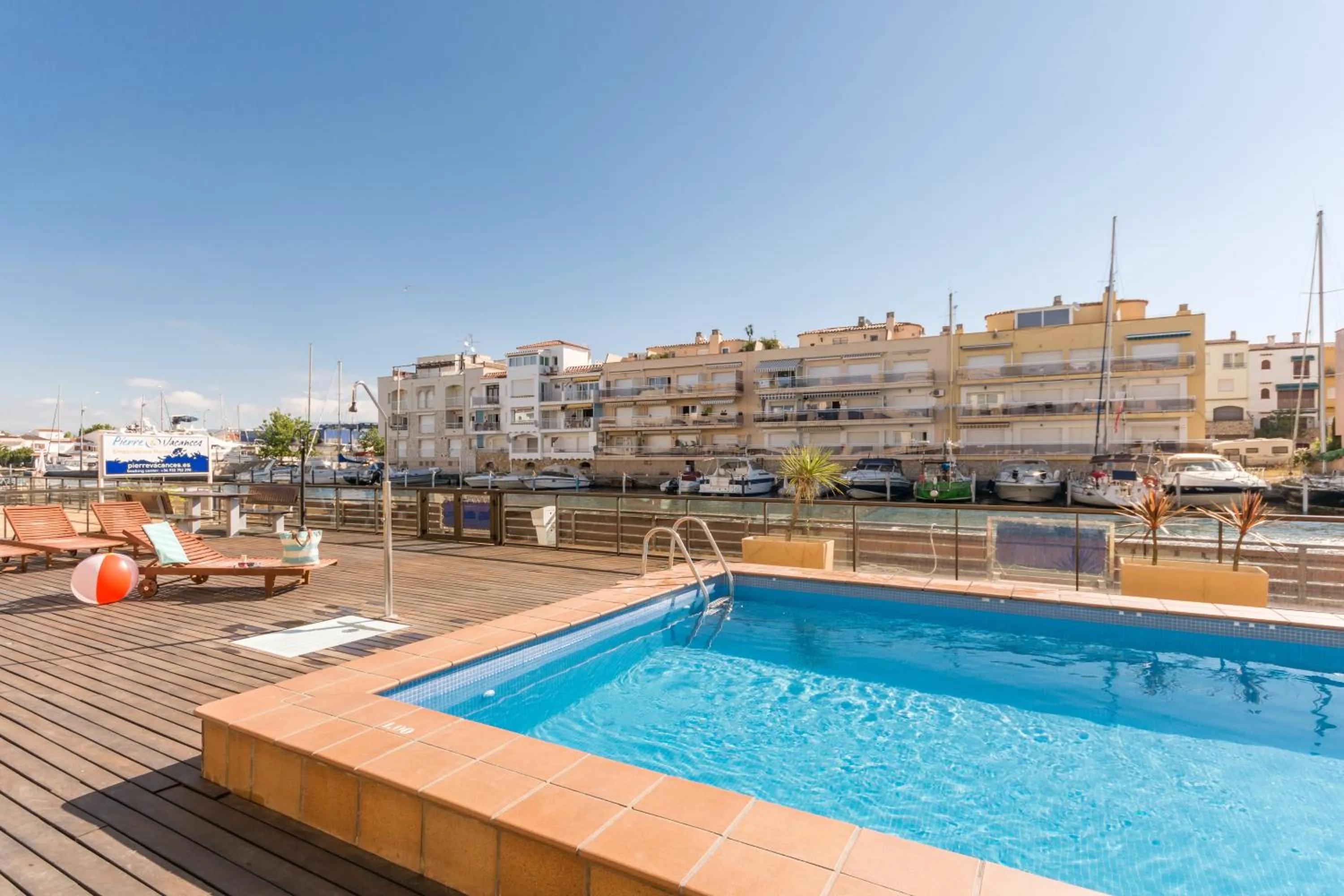 Swimming pool in Pierre & Vacances Empuriabrava Marina