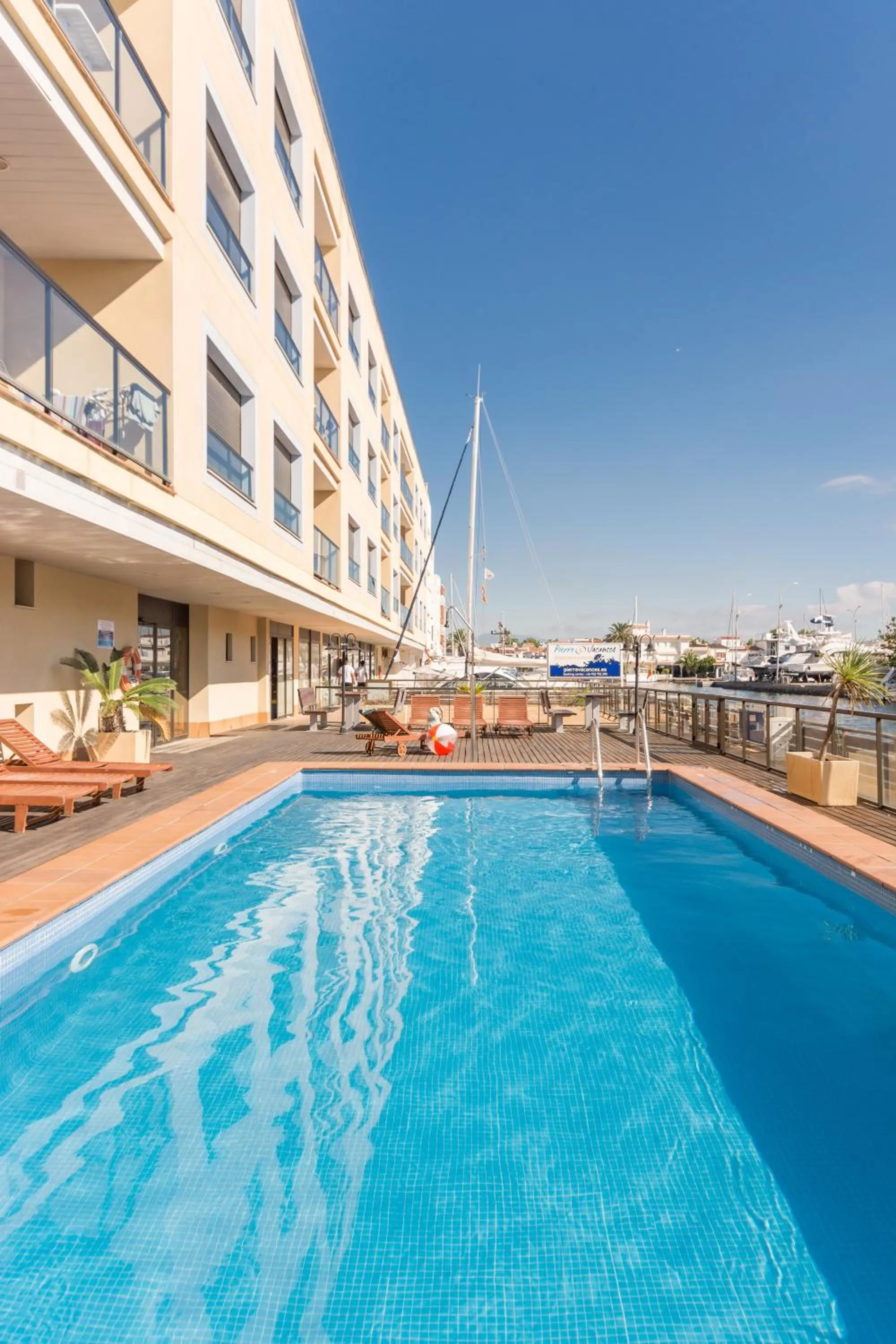 Solarium in Pierre & Vacances Empuriabrava Marina