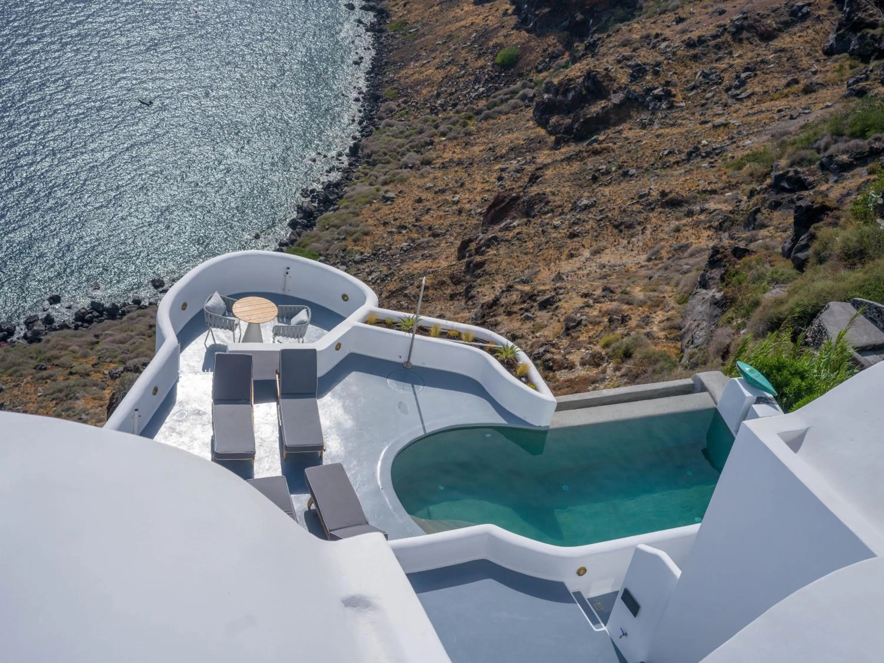 Property building in IKIES Santorini