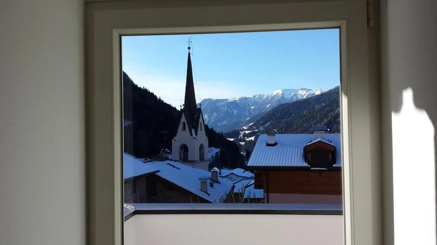 Communal lounge/ TV room in Ciasa Alpina Relax Hotel