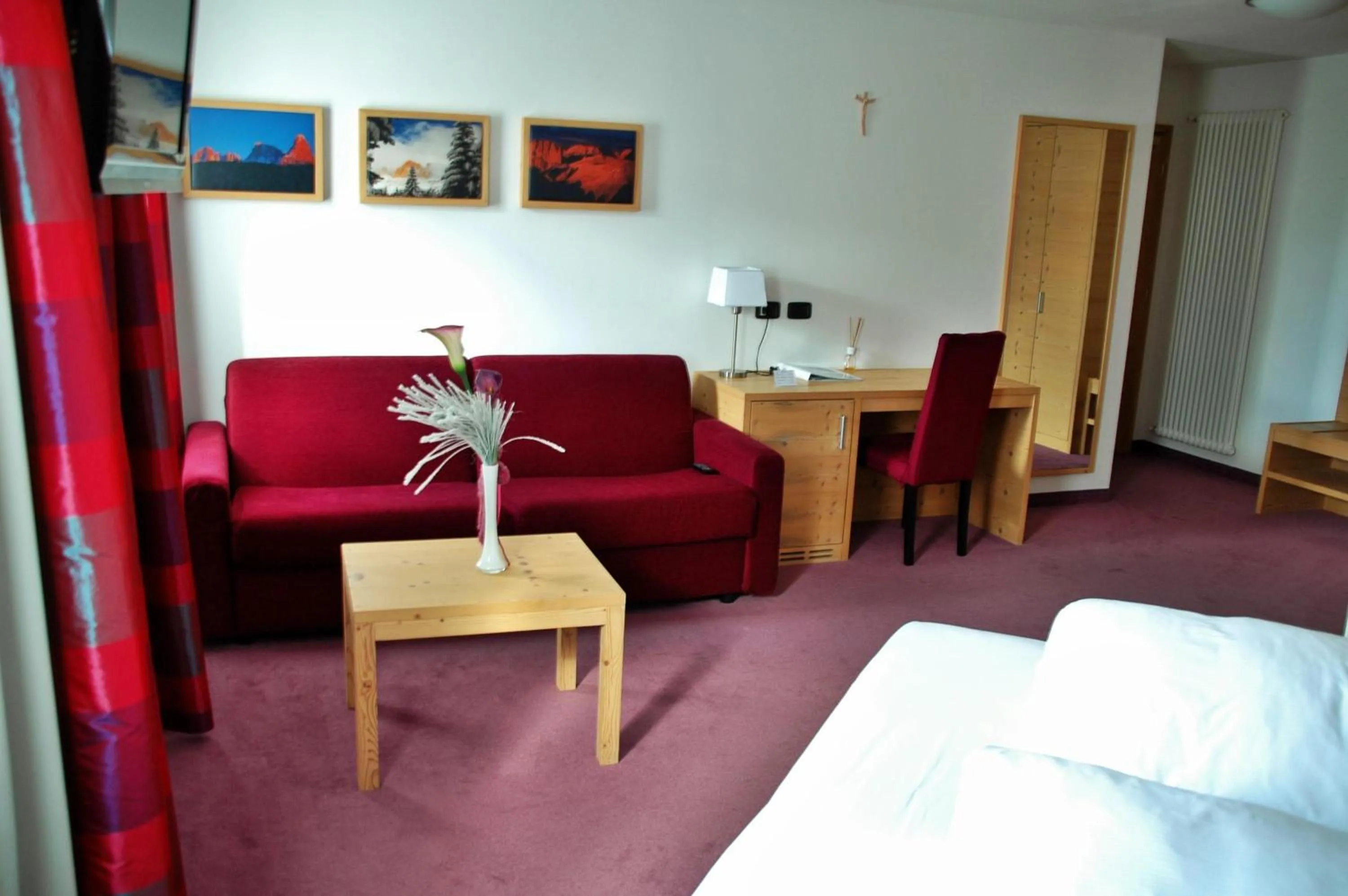 Seating area, Bed in Ciasa Alpina Relax Hotel