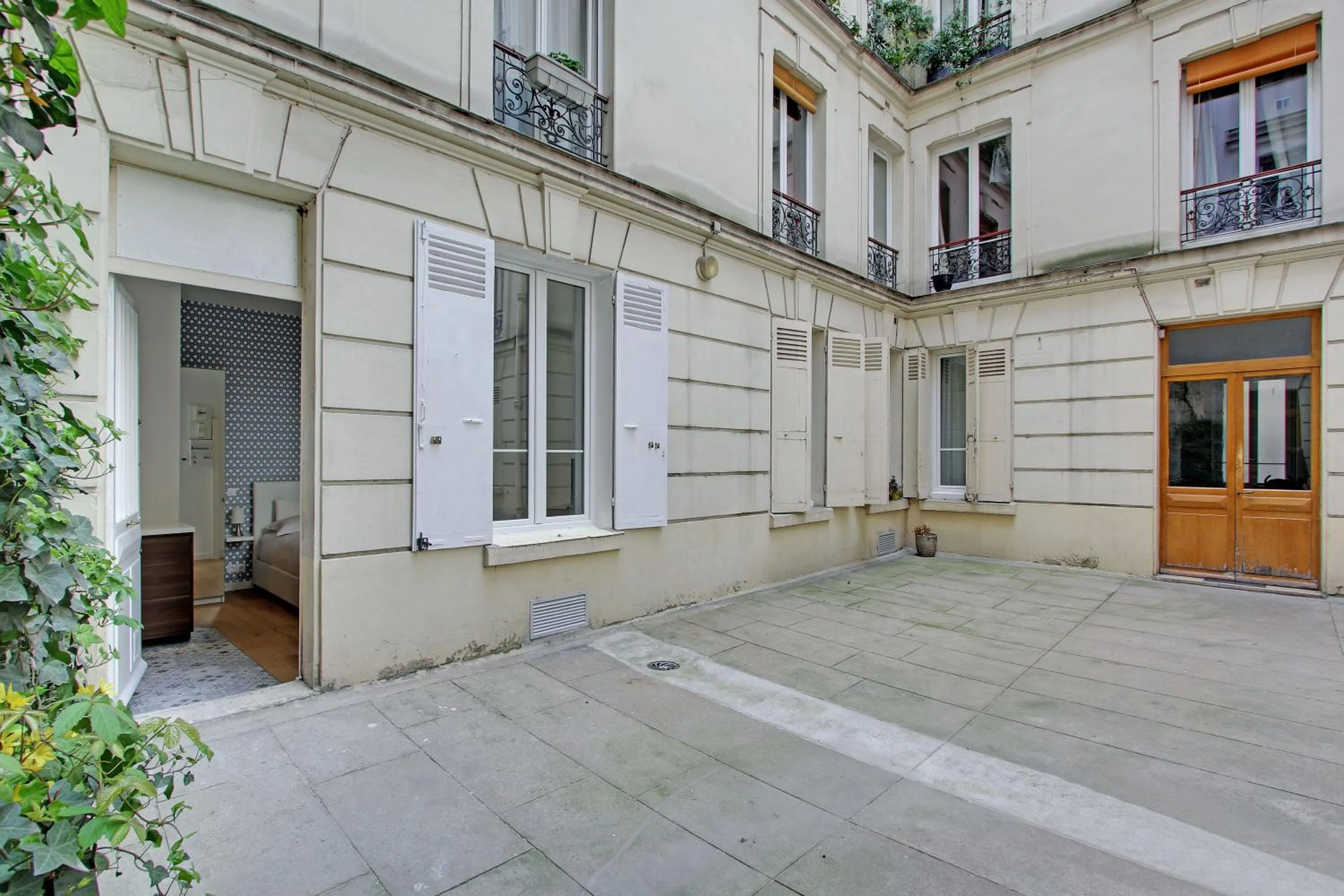 Facade/entrance in Pick a Flat's Apartment in Montmartre - Rue des Martyrs studio