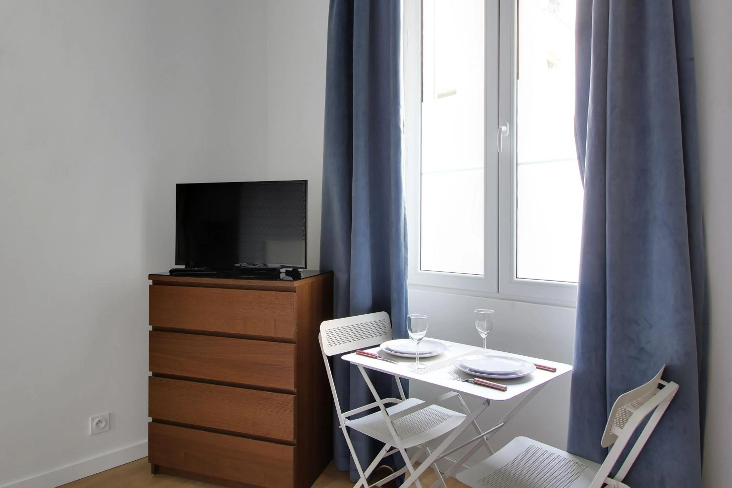 Dining area in Pick a Flat's Apartment in Montmartre - Rue des Martyrs studio