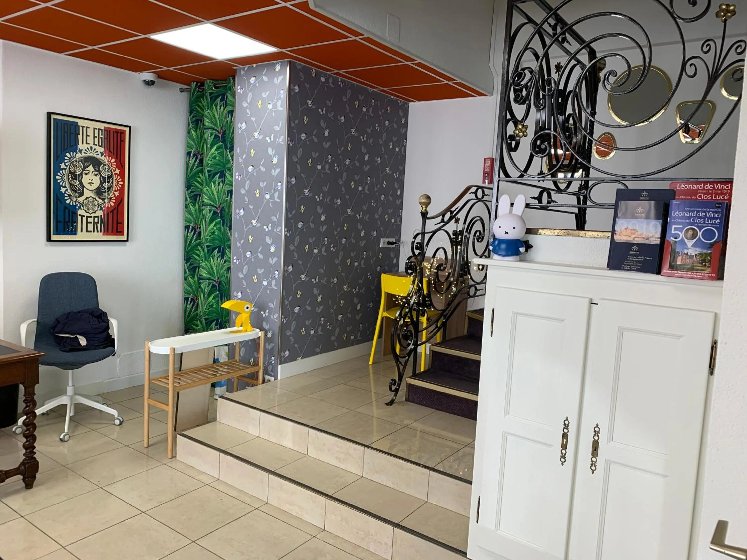 Communal lounge/ TV room in Logis Hôtel Restaurant Maison Voltaire