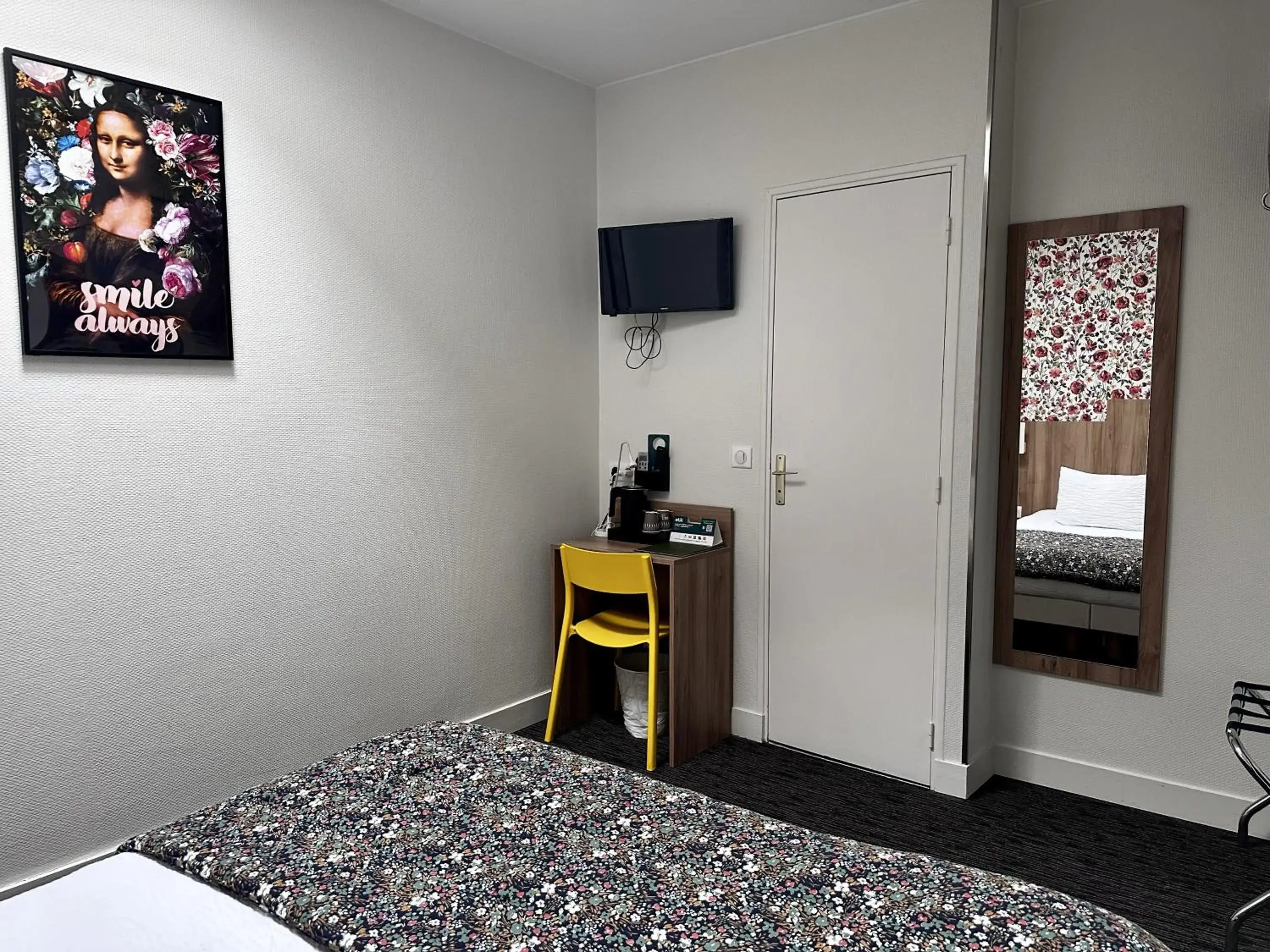 Bed in Logis Hôtel Maison Voltaire Bed in Logis Hôtel Maison Voltaire