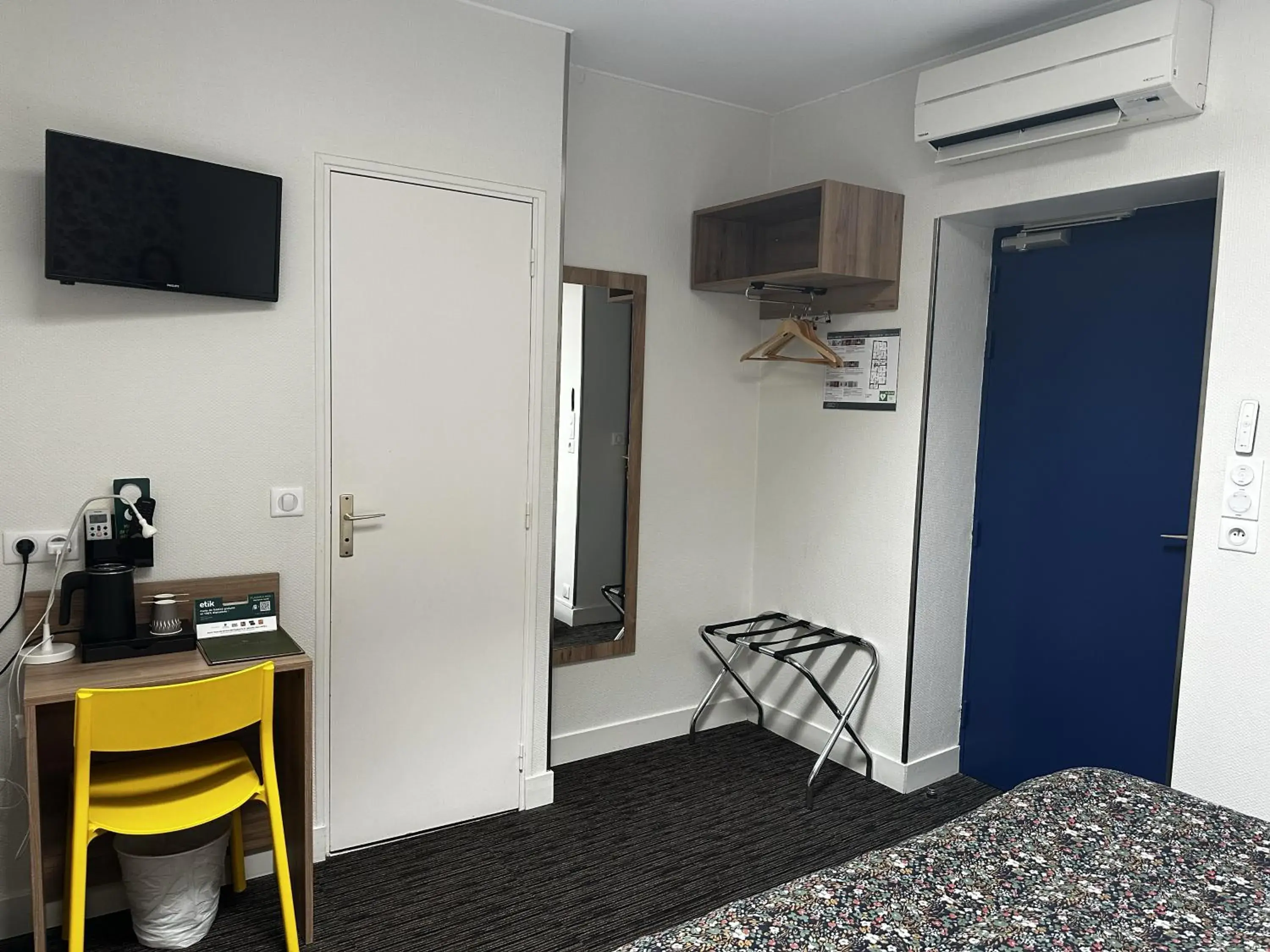 Bed in Logis Hôtel Maison Voltaire Bed in Logis Hôtel Maison Voltaire