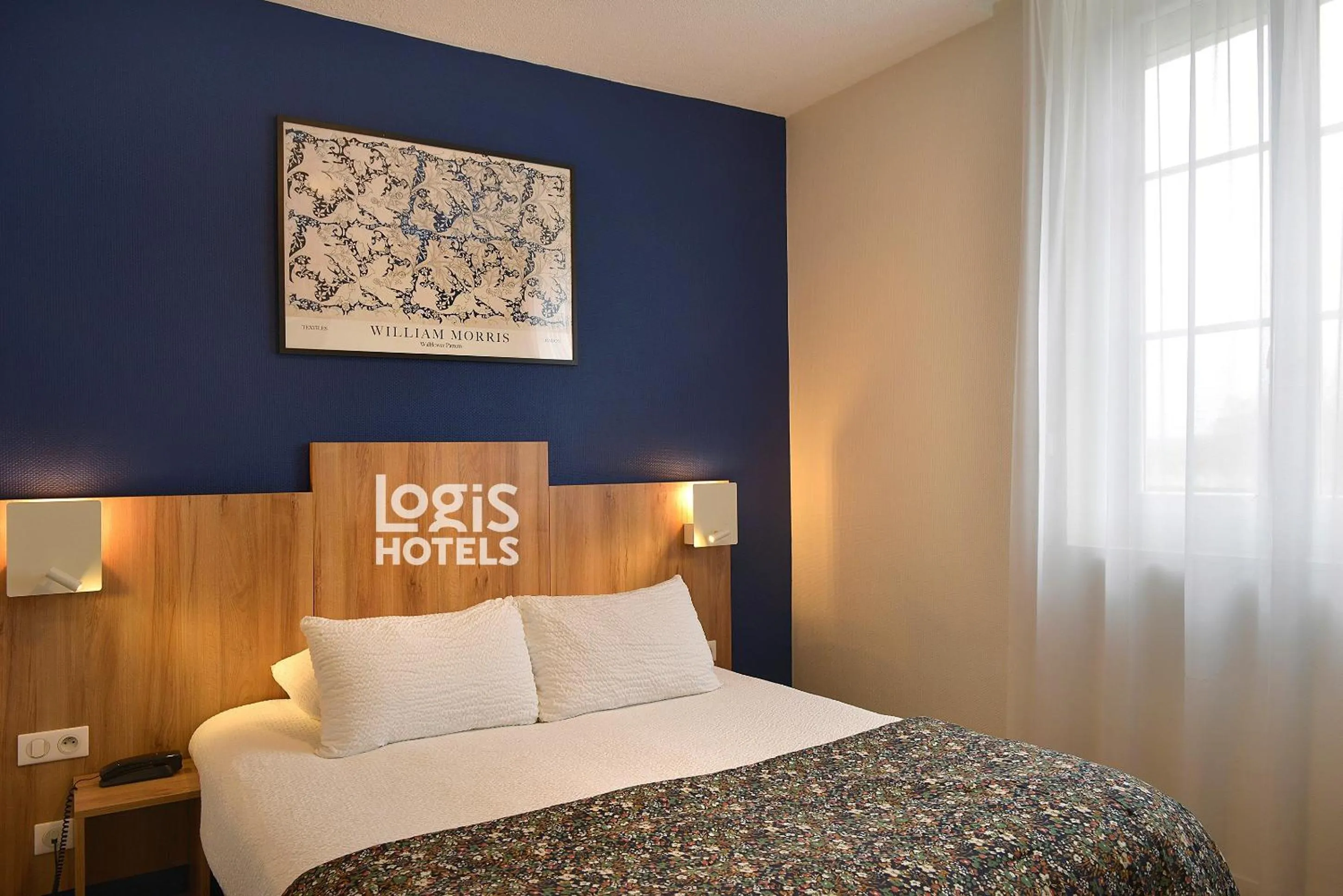 Bed in Logis Hôtel Maison Voltaire