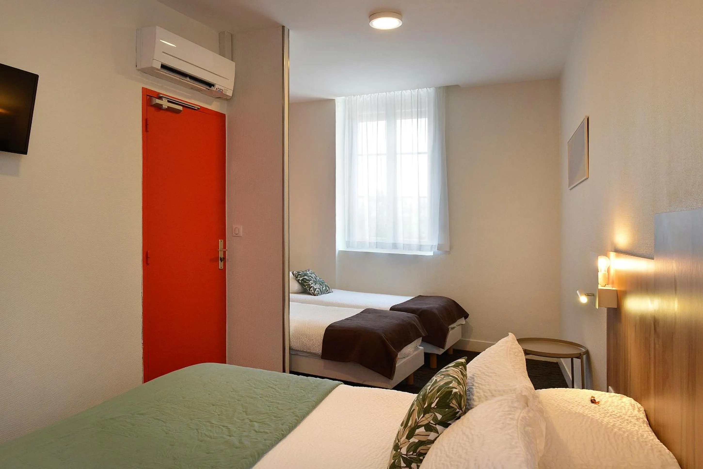 Bed in Logis Hôtel Restaurant Maison Voltaire