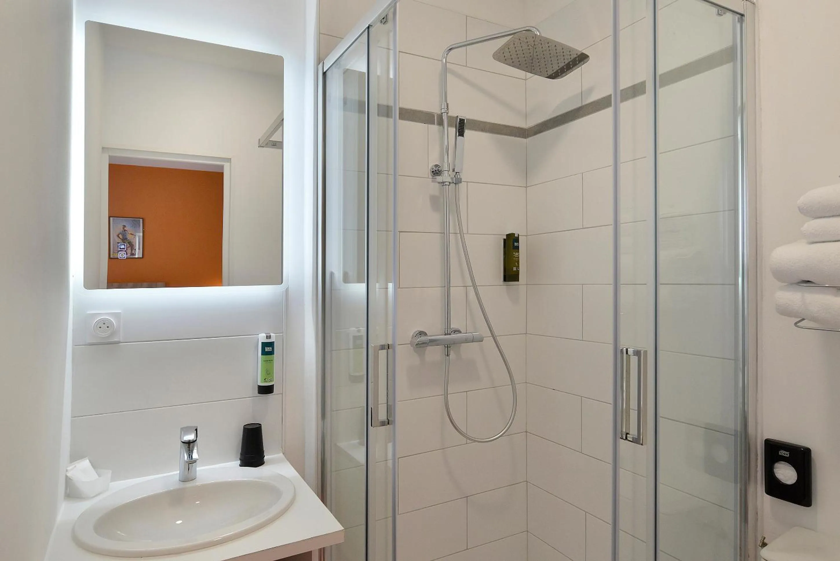 Shower in Logis Hôtel Restaurant Maison Voltaire