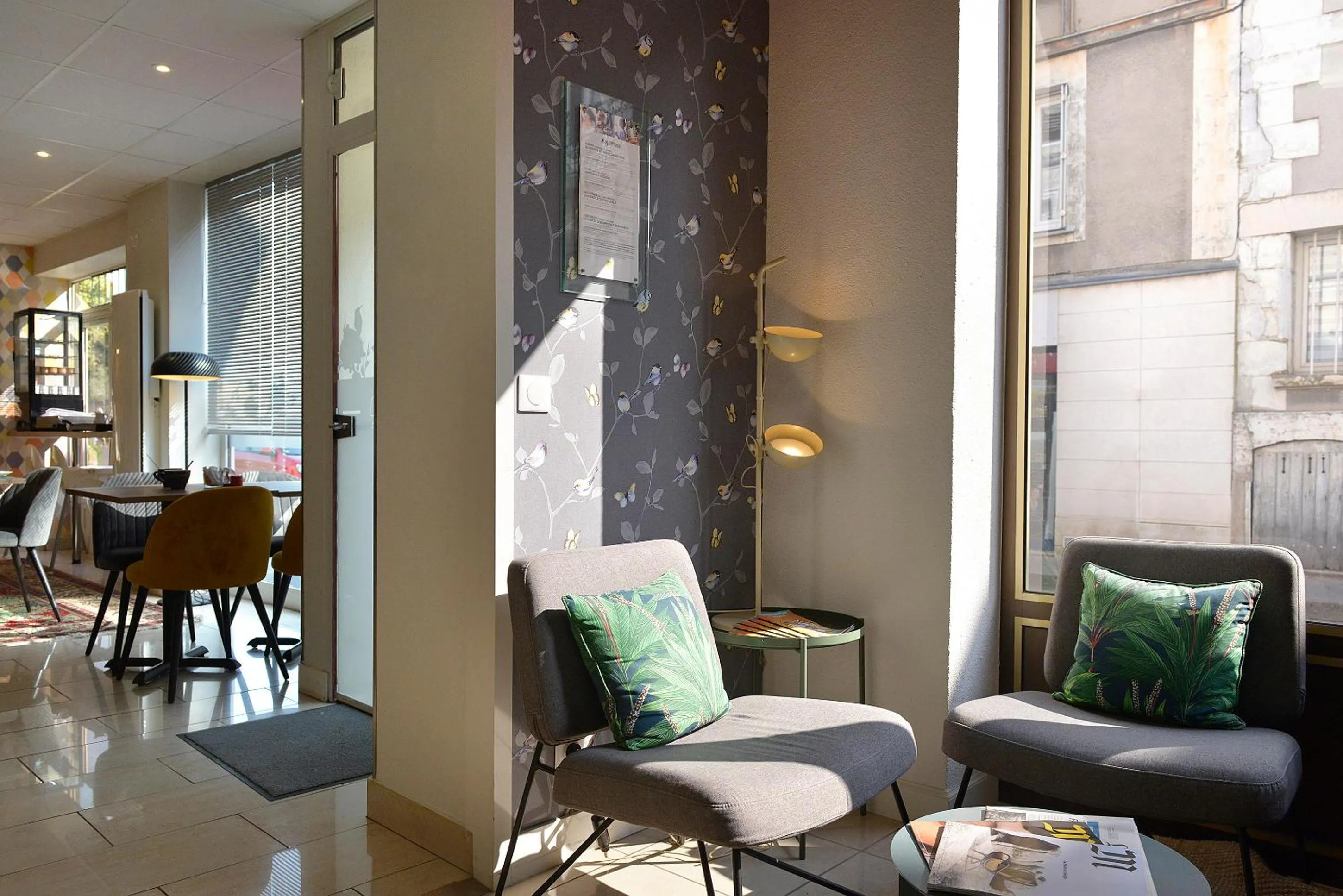 Living room in Logis Hôtel Restaurant Maison Voltaire