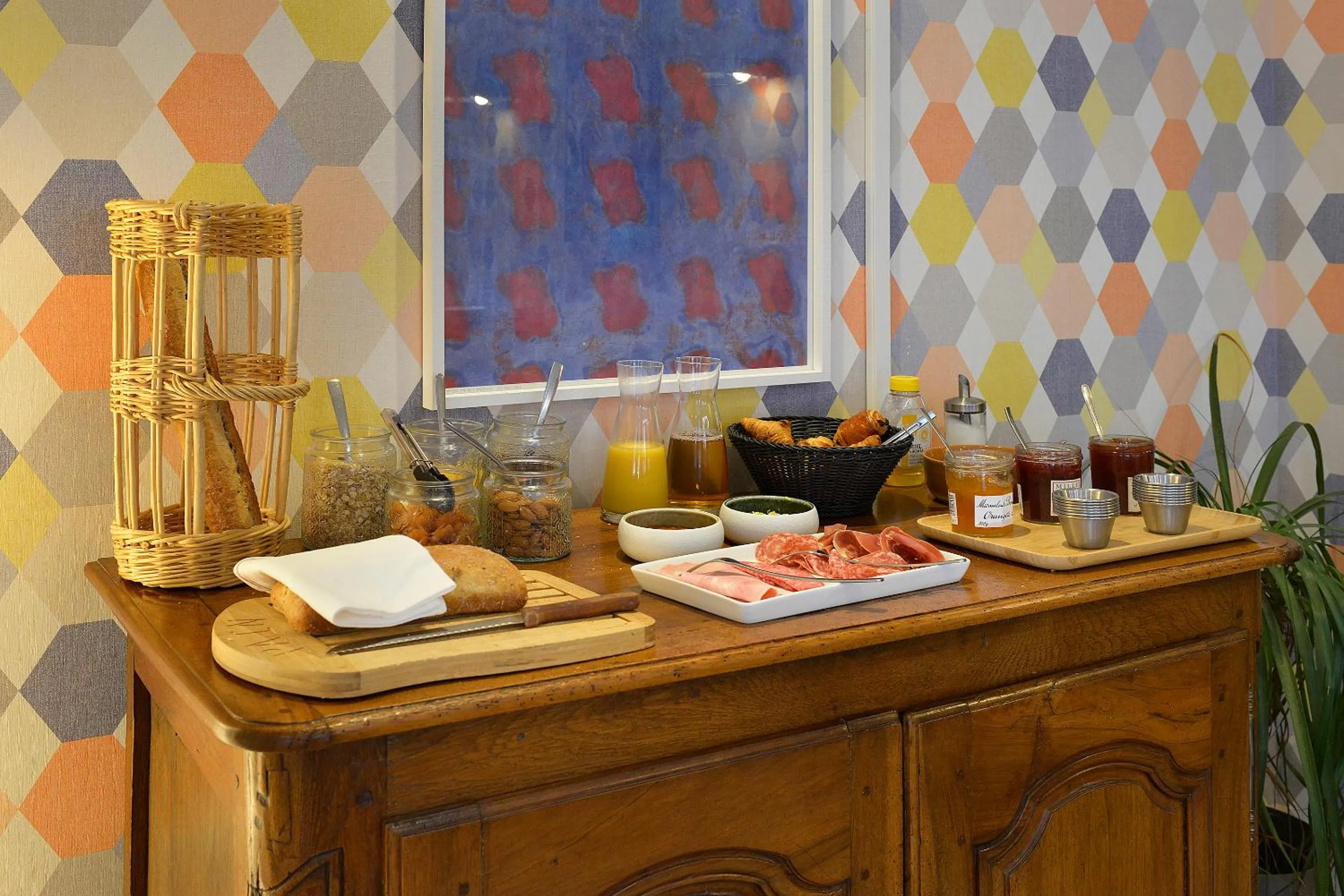 Food and drinks in Logis Hôtel Restaurant Maison Voltaire