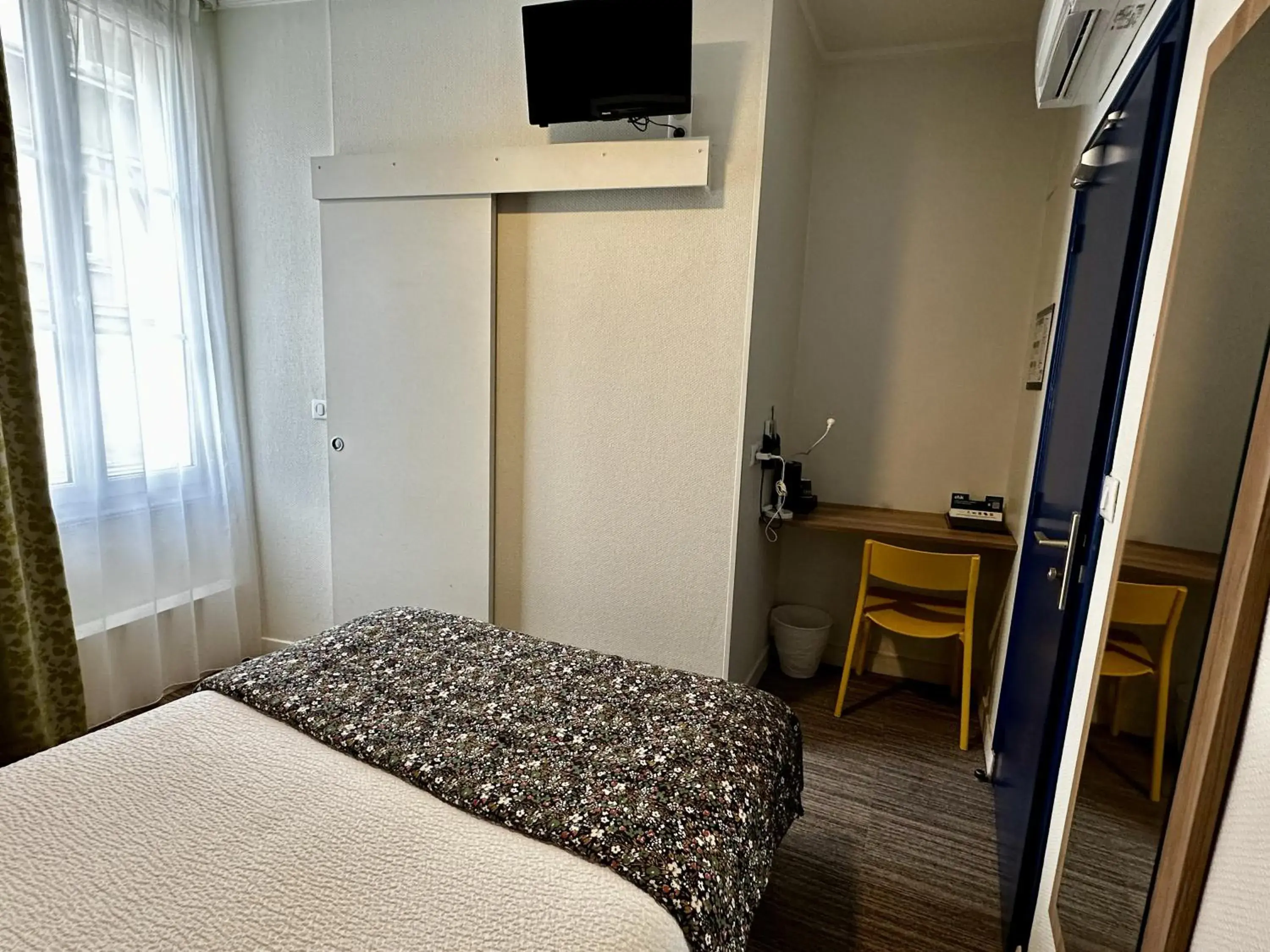 Bed in Logis Hôtel Maison Voltaire Bed in Logis Hôtel Maison Voltaire