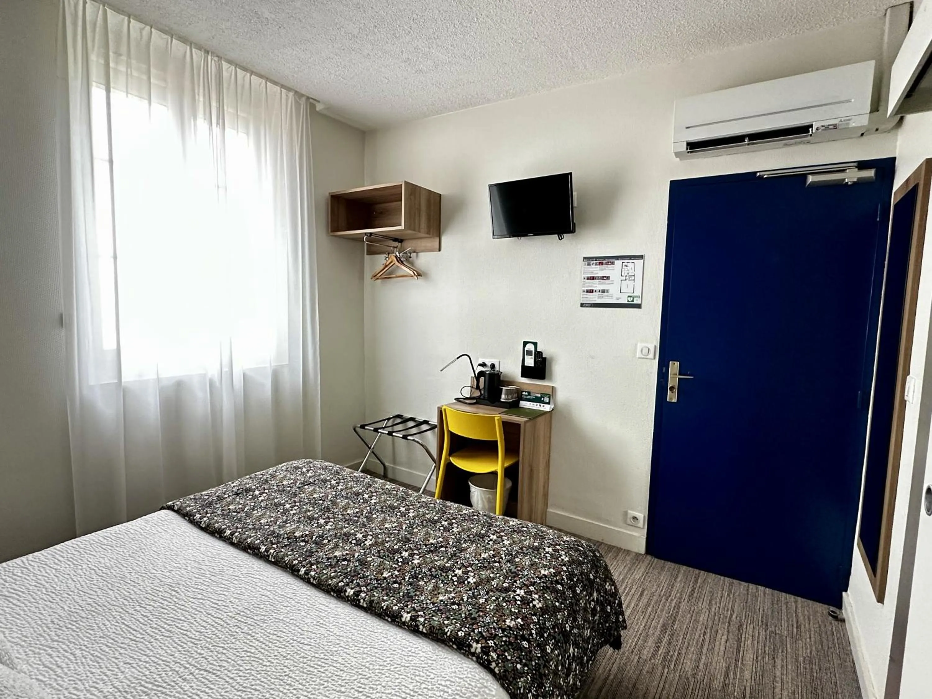 Bed in Logis Hôtel Maison Voltaire