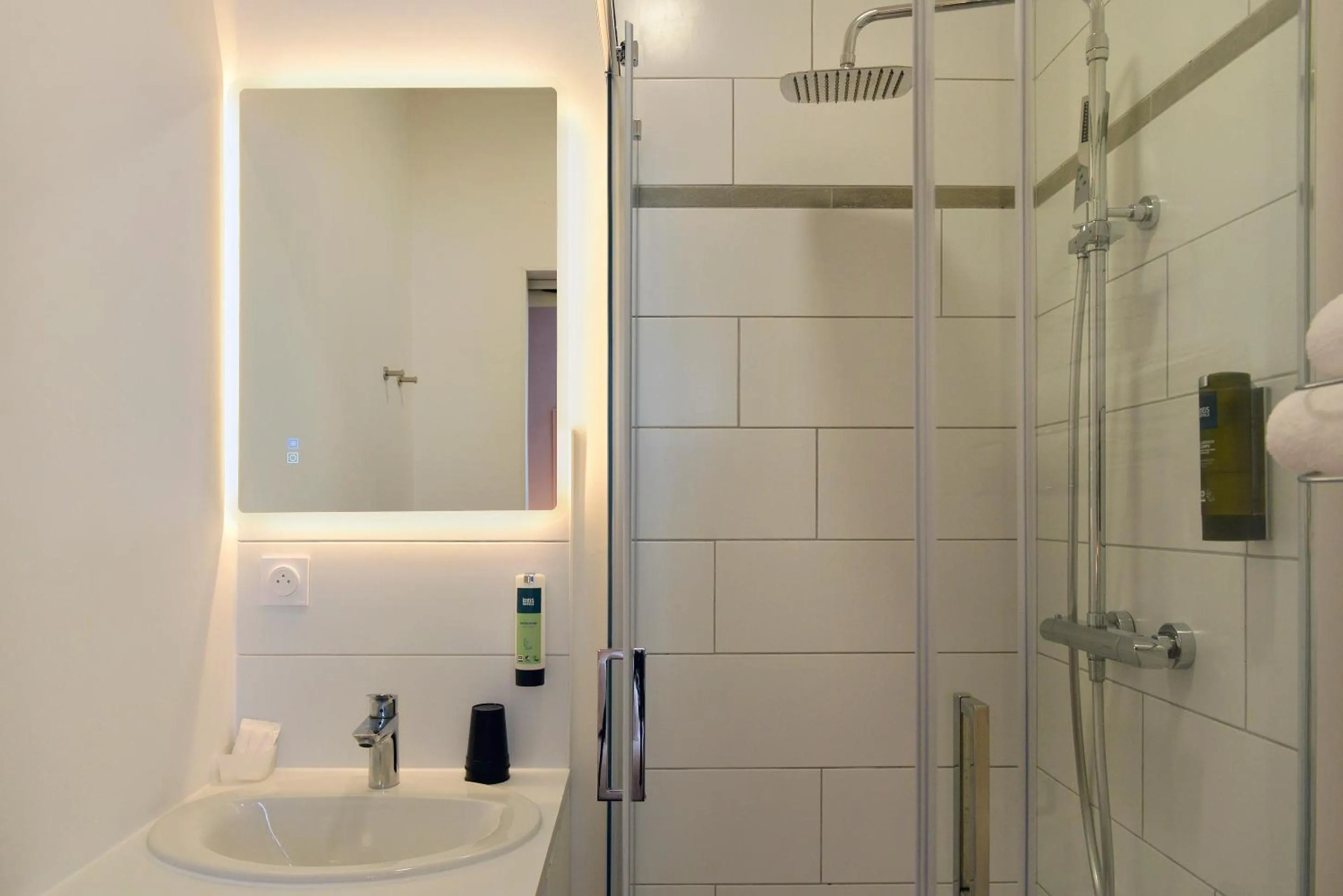 Shower in Logis Hôtel Restaurant Maison Voltaire