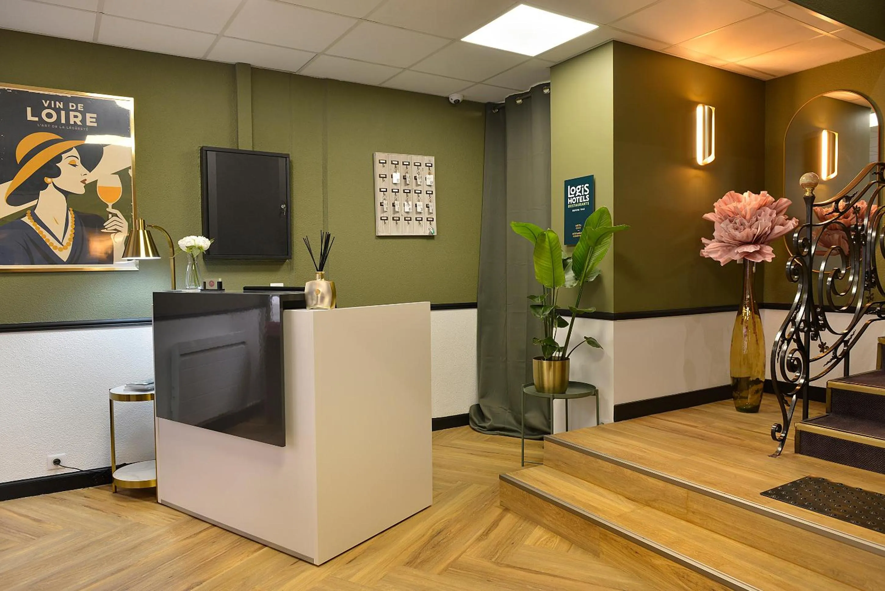 Lobby or reception in Logis Hôtel Maison Voltaire