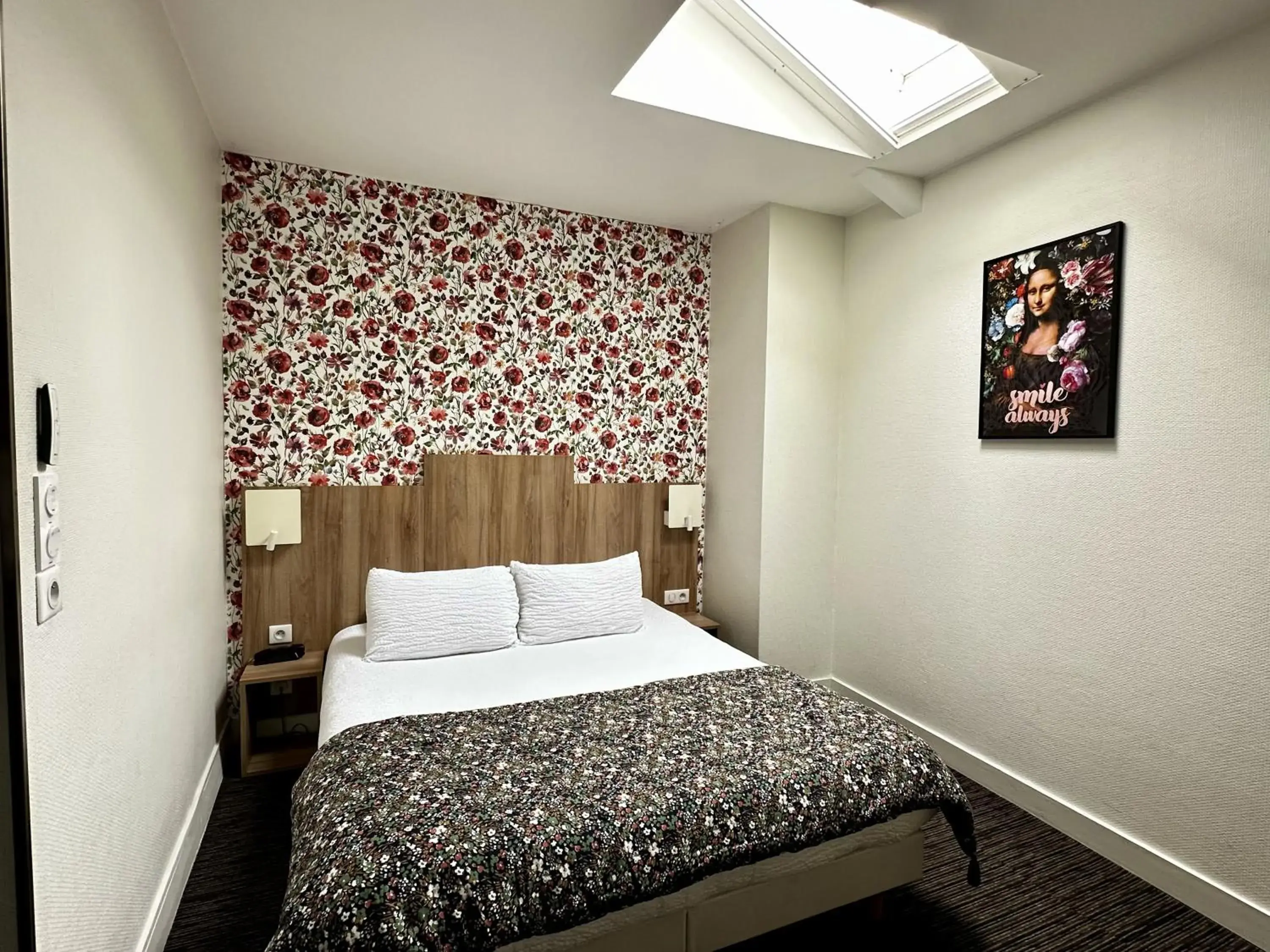 Bed in Logis Hôtel Maison Voltaire Bed in Logis Hôtel Maison Voltaire