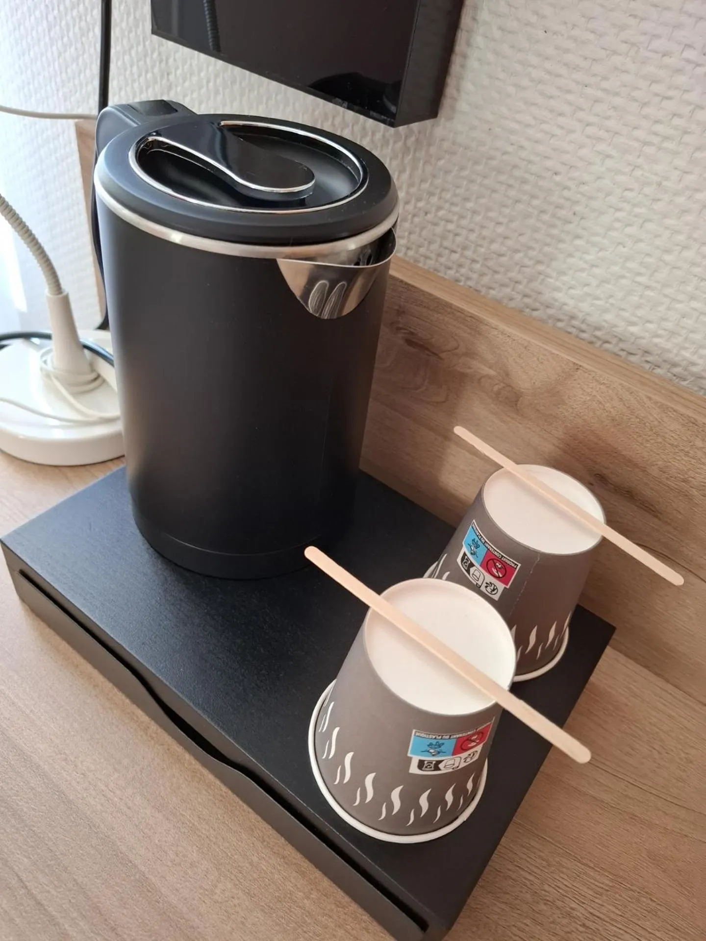 Coffee/tea facilities in Logis Hôtel Restaurant Maison Voltaire